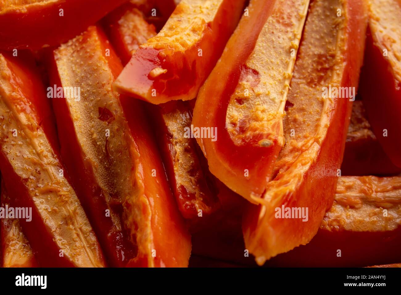 Fette di papaia frutta con semi rimosso e la pelle sbucciata. Foto Stock