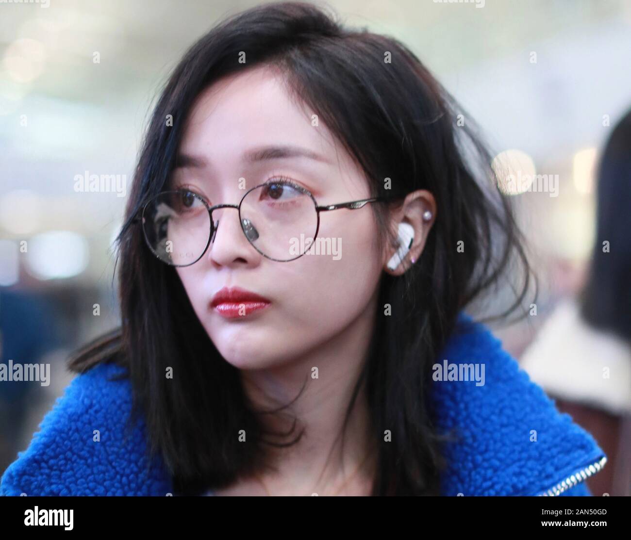 Wu Xuanyi di idolo cinese ragazza gruppo ragazze Rocket 101 arriva in un aeroporto di Pechino prima della partenza a Pechino in Cina, 8 dicembre 2019. Foto Stock