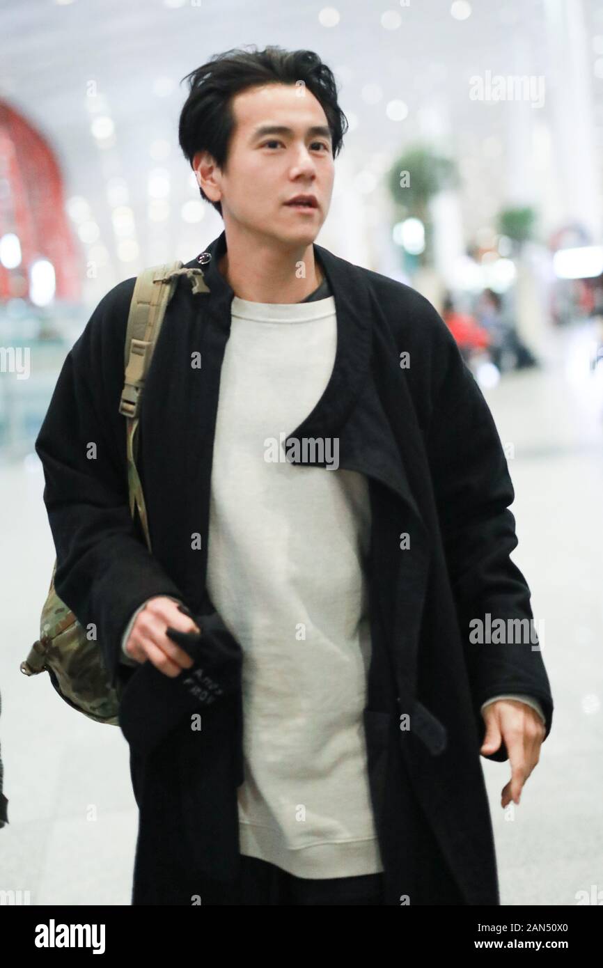 Taiwanese-Canadian attrice, cantante e modella Eddie Peng Yu-yen o Eddie Peng arriva in un aeroporto di Pechino prima della partenza a Pechino in Cina, 12 Dicembre Foto Stock