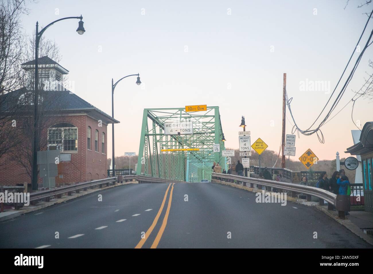 Nuova speranza, PA, 12 Gennaio 2020: La nuova speranza-Lambertville Bridge è un sei-span, 1,053 piedi (321 m)-lungo ponte che attraversa il fiume Delaware che connes Foto Stock