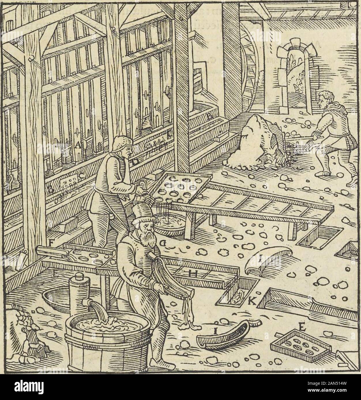 Georgii Agricolae De re metallica : libri XIIQuibus officia, instrumenta, machinae, ac omnia deni[que] ad metallicam spectantia, non modo luculentissimè describuntur, sed & per le effigi, suis locis infertas, adiunctis latinis, germanicis [que] appellationibus ita ob oculos ponuntur, ut clarius tradi non possint; Eiusdem De animantibus subterraneis liber, . C ad quem utrinqj eminentes tabella: funt afFixa*,conftat: in eo ailere mul*ta funt caua catillis,in quoru firigulis firigula oua mollia uel forbiiia locan*tur,& magnitudirie atqualia 8c figura fimilii: quibus cauis deorfurri uerfusbreues f Foto Stock