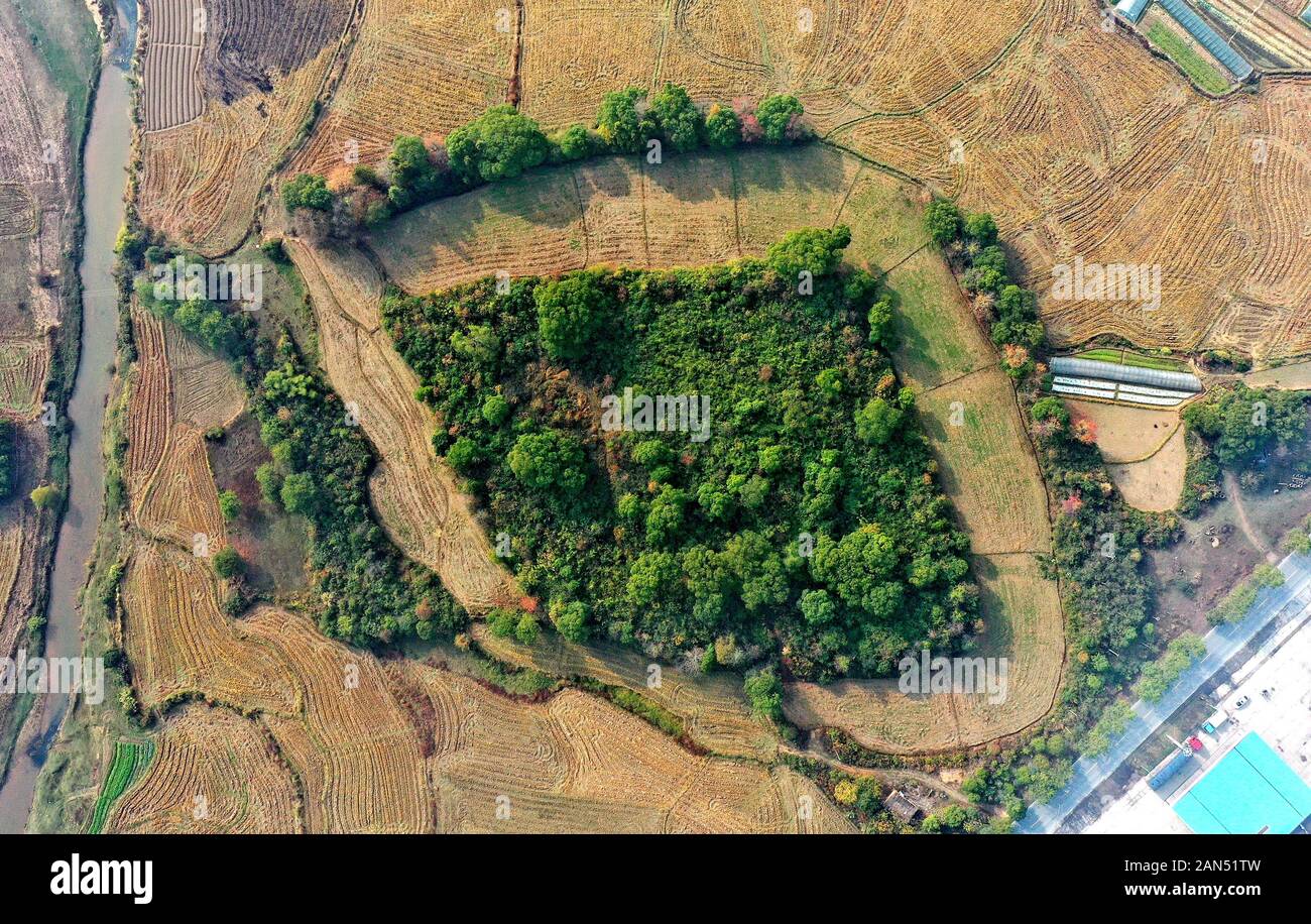 Aerical vista del bacino a forma di sito di archeologia, chiamato anche Huanqhao sito storico scavato nella città Wujiang, Jishui county, Ji'an City, Oriente Cina " Foto Stock