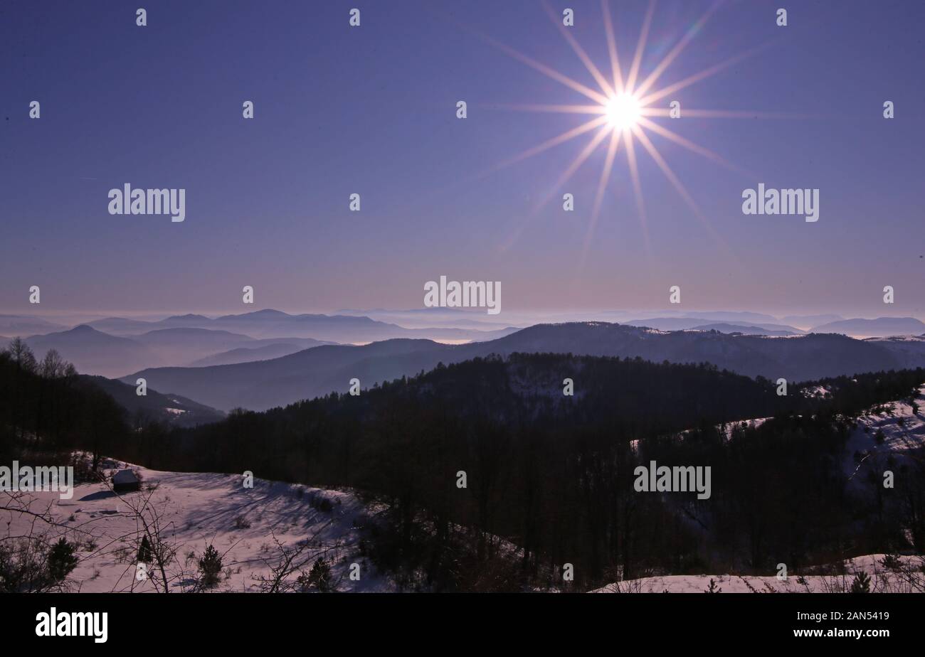 Uzice. 15 gennaio, 2020. Foto scattata a gennaio 15, 2020 mostra una vista del paesaggio montuoso nella parte occidentale della Serbia. Credito: Nemanja Cabric/Xinhua/Alamy Live News Foto Stock