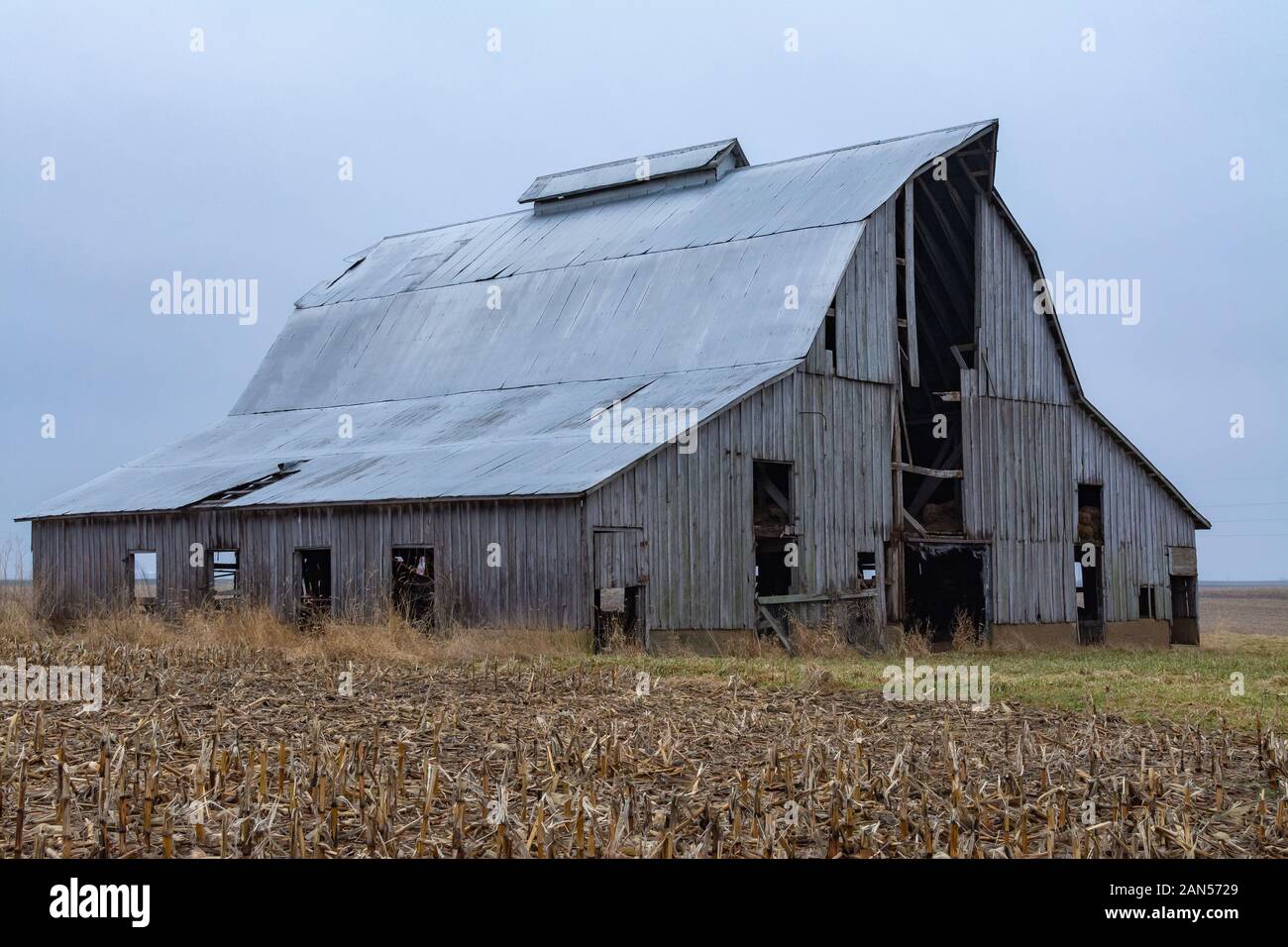 Il vecchio fienile vintage nel Midwest su un nuvoloso inverno mattina. DeWitt County, Illinois, Stati Uniti d'America Foto Stock