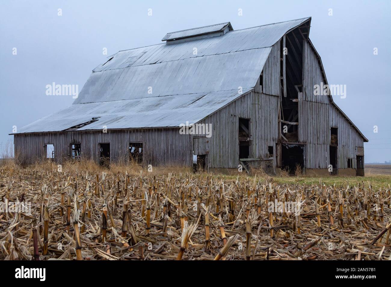Il vecchio fienile vintage nel Midwest su un nuvoloso inverno mattina. DeWitt County, Illinois, Stati Uniti d'America Foto Stock