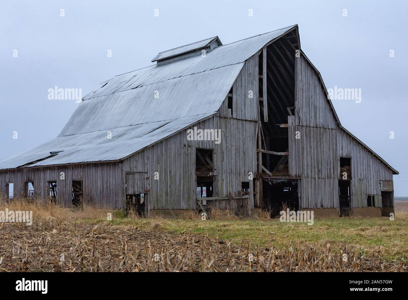 Il vecchio fienile vintage nel Midwest su un nuvoloso inverno mattina. DeWitt County, Illinois, Stati Uniti d'America Foto Stock