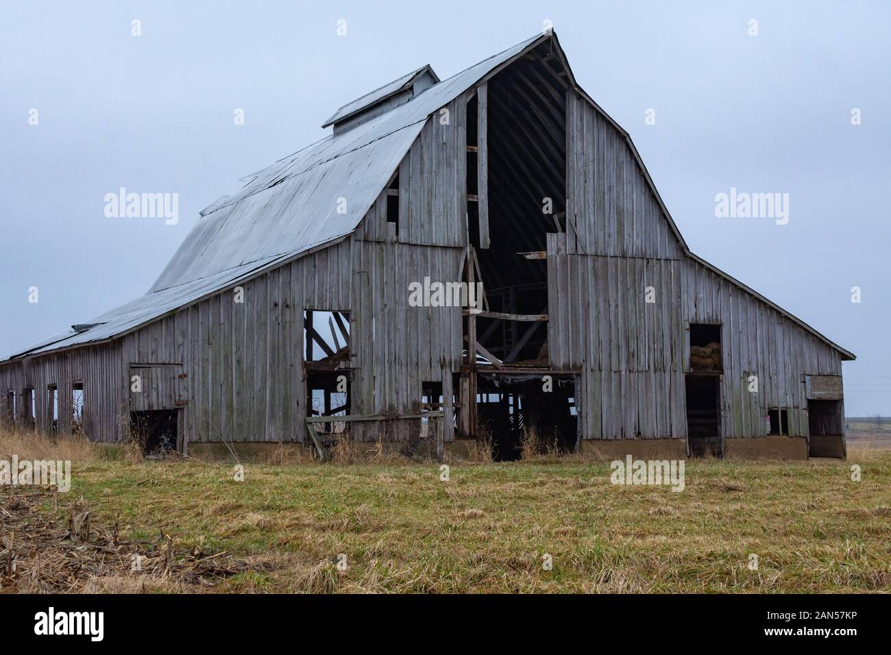 Il vecchio fienile vintage nel Midwest su un nuvoloso inverno mattina. DeWitt County, Illinois, Stati Uniti d'America Foto Stock