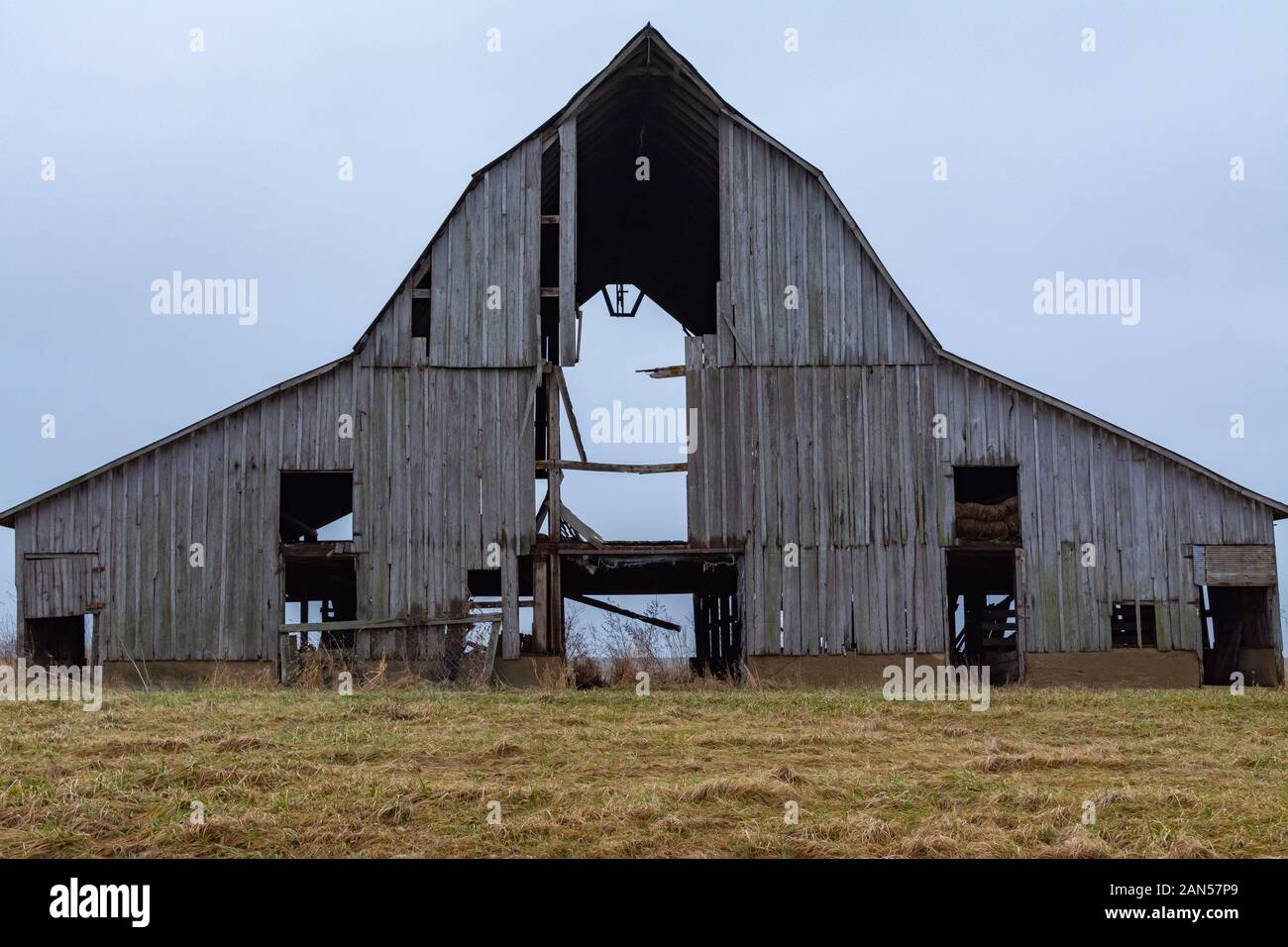 Il vecchio fienile vintage nel Midwest su un nuvoloso inverno mattina. DeWitt County, Illinois, Stati Uniti d'America Foto Stock