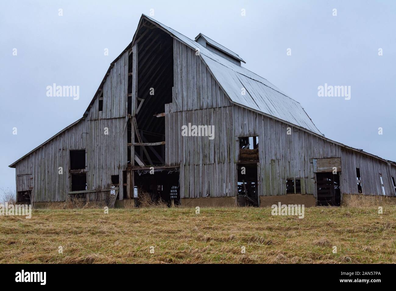 Il vecchio fienile vintage nel Midwest su un nuvoloso inverno mattina. DeWitt County, Illinois, Stati Uniti d'America Foto Stock