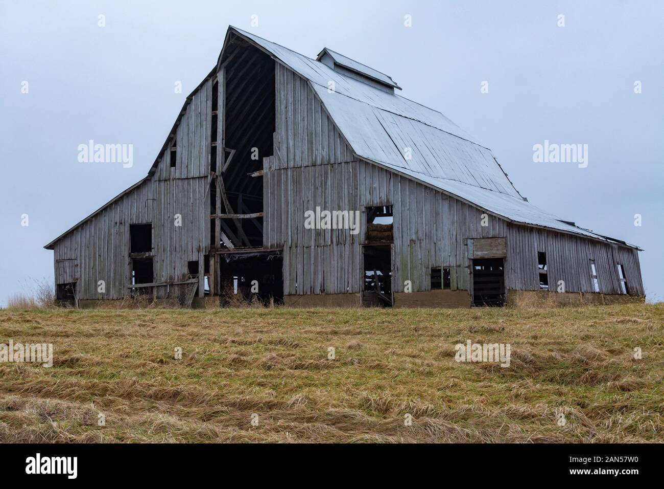 Il vecchio fienile vintage nel Midwest su un nuvoloso inverno mattina. DeWitt County, Illinois, Stati Uniti d'America Foto Stock