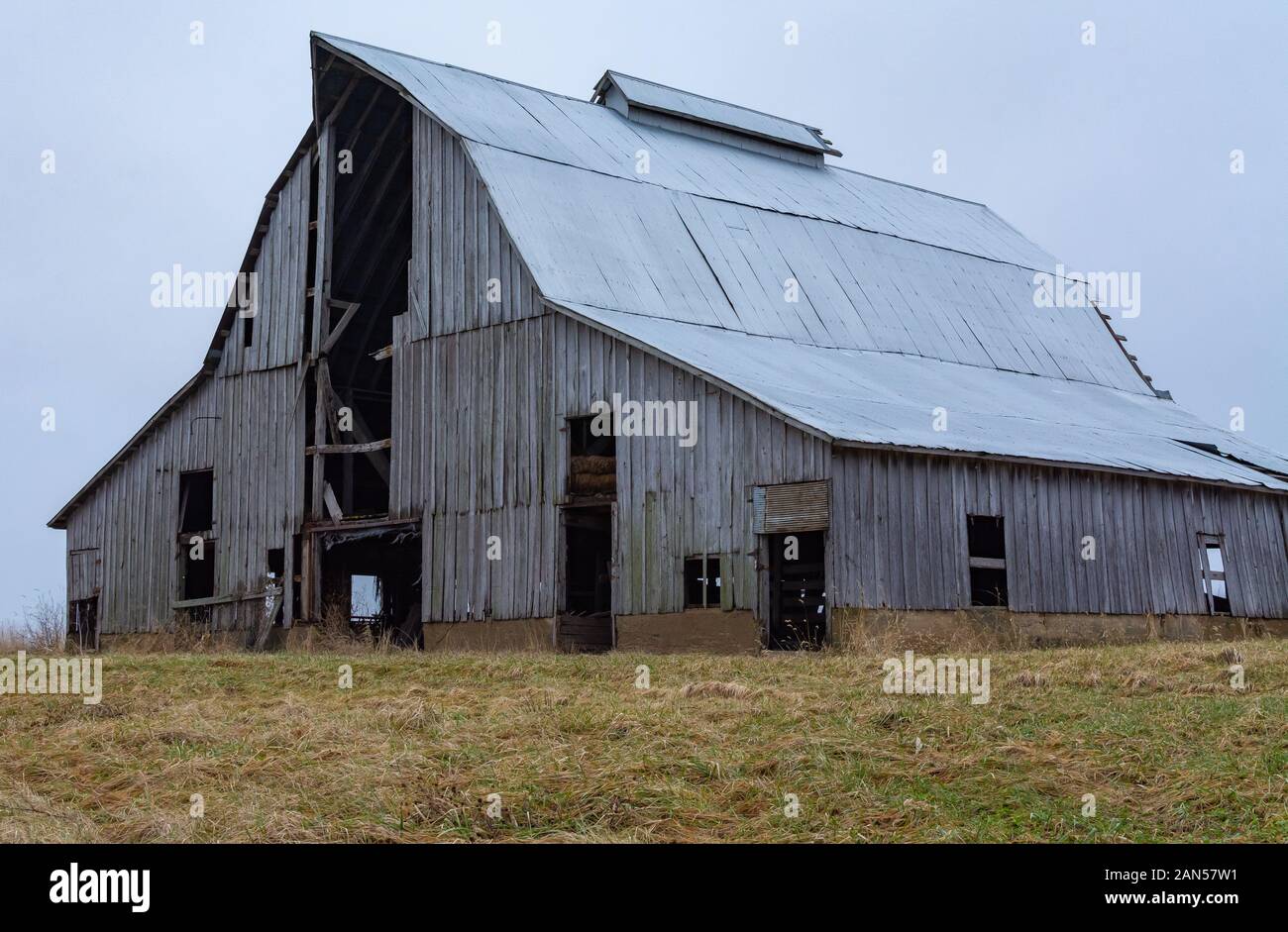 Il vecchio fienile vintage nel Midwest su un nuvoloso inverno mattina. DeWitt County, Illinois, Stati Uniti d'America Foto Stock