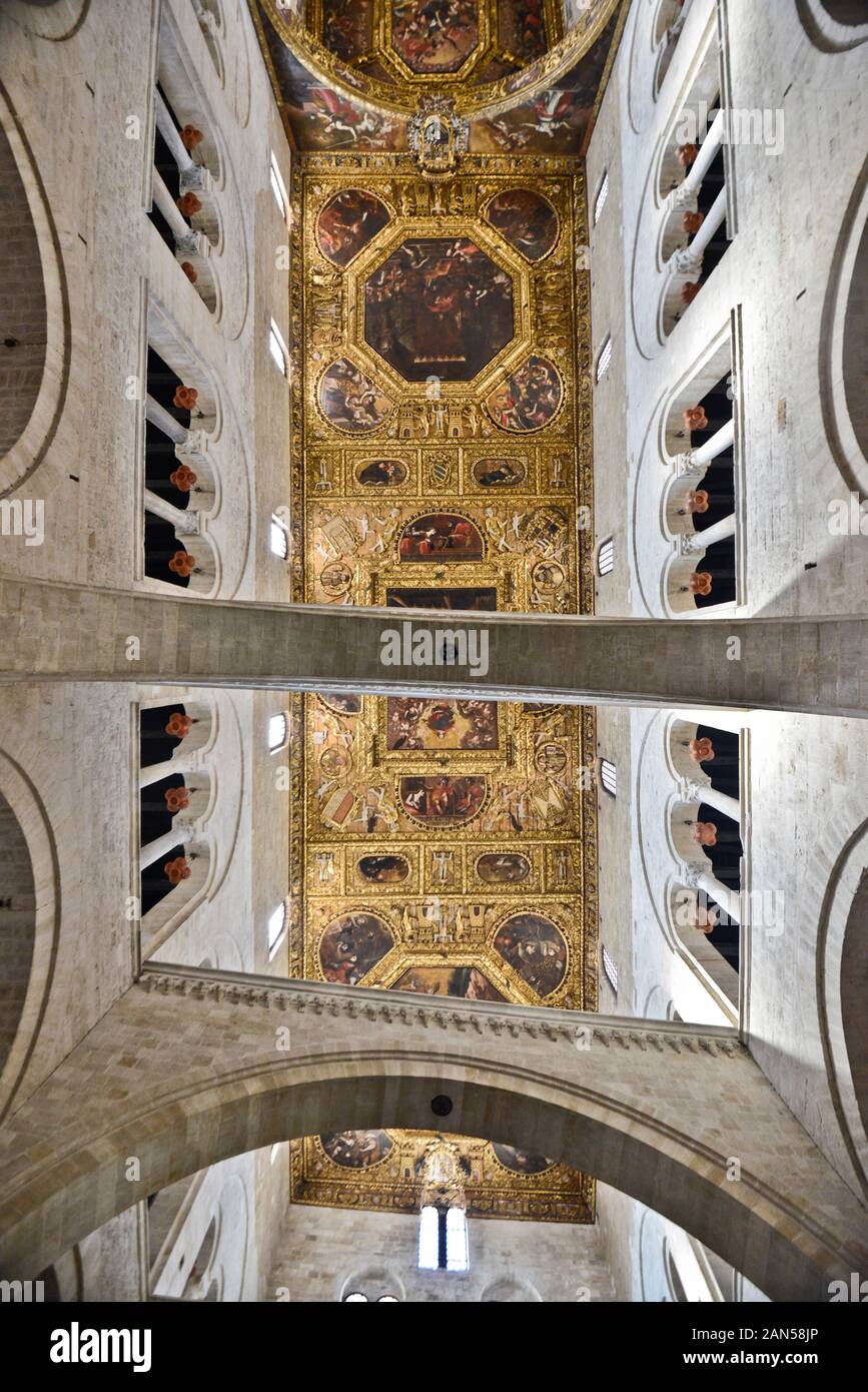 Basilica di San Nicola di Bari (Basilica di San Nicola), interno. Italia Foto Stock