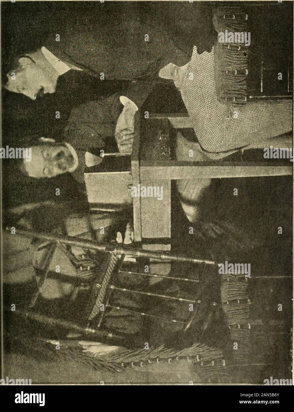La lezione . , Siège du phé nomène a. Voici donc onu être humain et une chaise plac(s dans unemême salle, contatto aucun naura lieu entre eux, lhomme netouchera pas la chaise. Una distanza il fait le geste de la soulever,la chaise se soulève, il fait le geste de la transporter par-dessusla! Duna tète tierce personne, elle sy transporte ! Comparons ces ph(nomènes inattendus à ce qui se seraitpassé si lhomme avait été autorisé à toucher la chaise. Ce quelque scelto dindéfinissable et dinvisible qui est savolonté eut imprimé onu mouvement à figlio l)ras. Le bras à lasuite de ce mouvement aurait saisi la ch Foto Stock