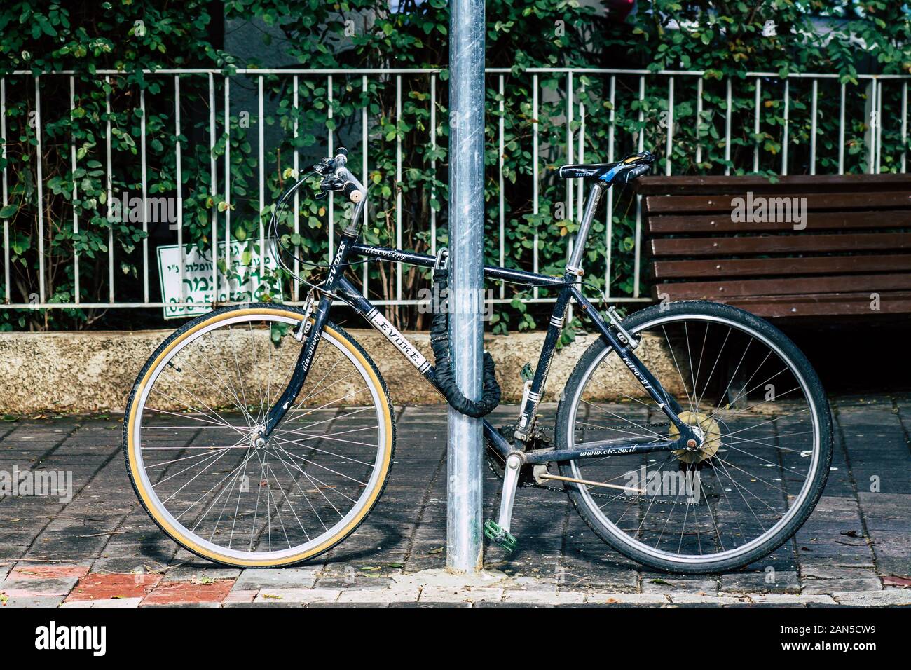 Tel Aviv Israele Gennaio 10, 2020 Closeup di una bicicletta parcheggiata per le strade di Tel Aviv in mattinata Foto Stock