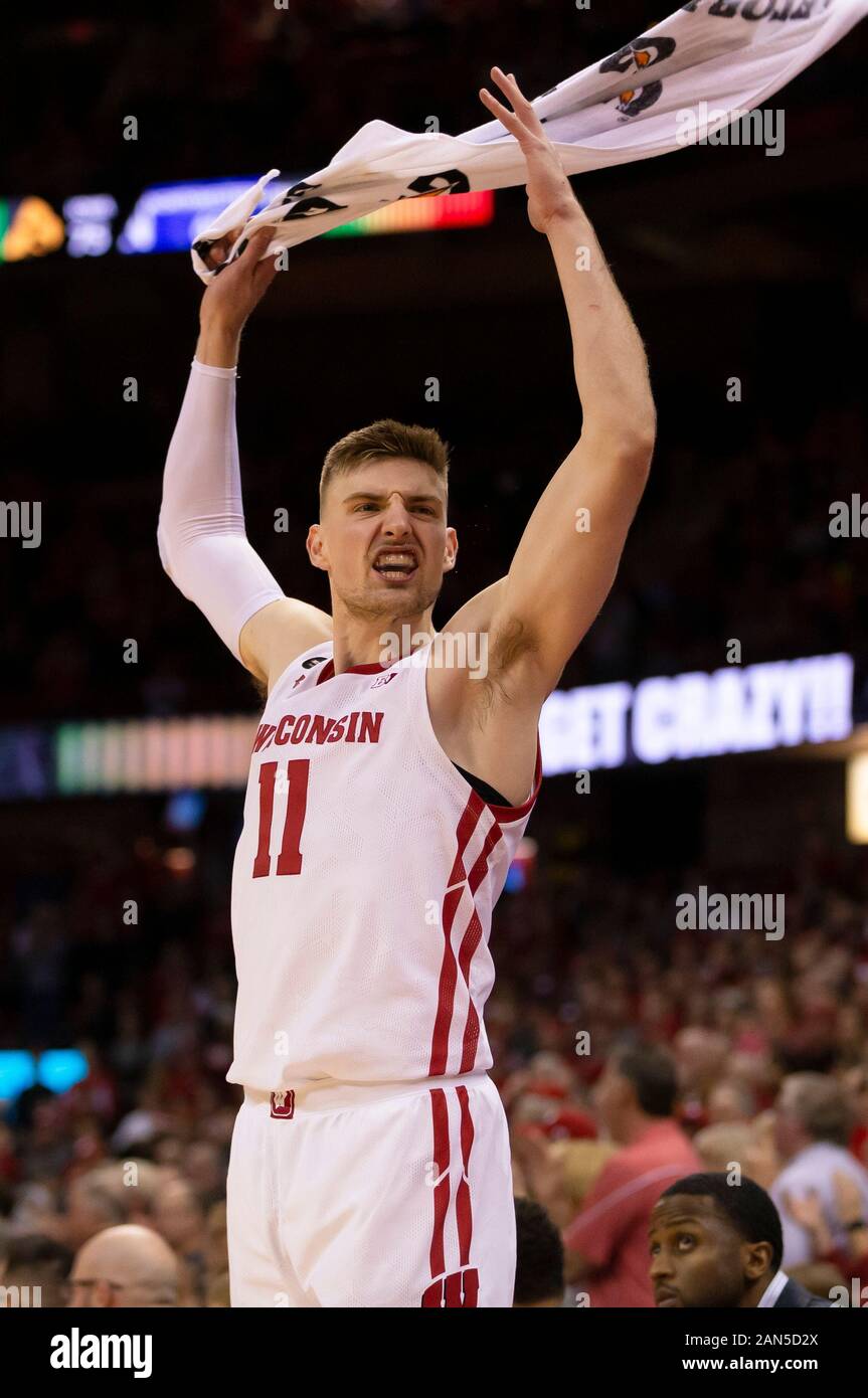 Madison, WI, Stati Uniti d'America. Xiv gen, 2020. Wisconsin Badgers avanti mica Potter #11 reagisce dopo Brad Davison colpisce un punto tre shot per assumere il ruolo di guida nei secondi finali della NCAA pallacanestro tra il Maryland Terrapins e Wisconsin Badgers a Kohl Center a Madison, WI. Wisconsin sconfitto Maryland 56-54. John Fisher/CSM/Alamy Live News Foto Stock