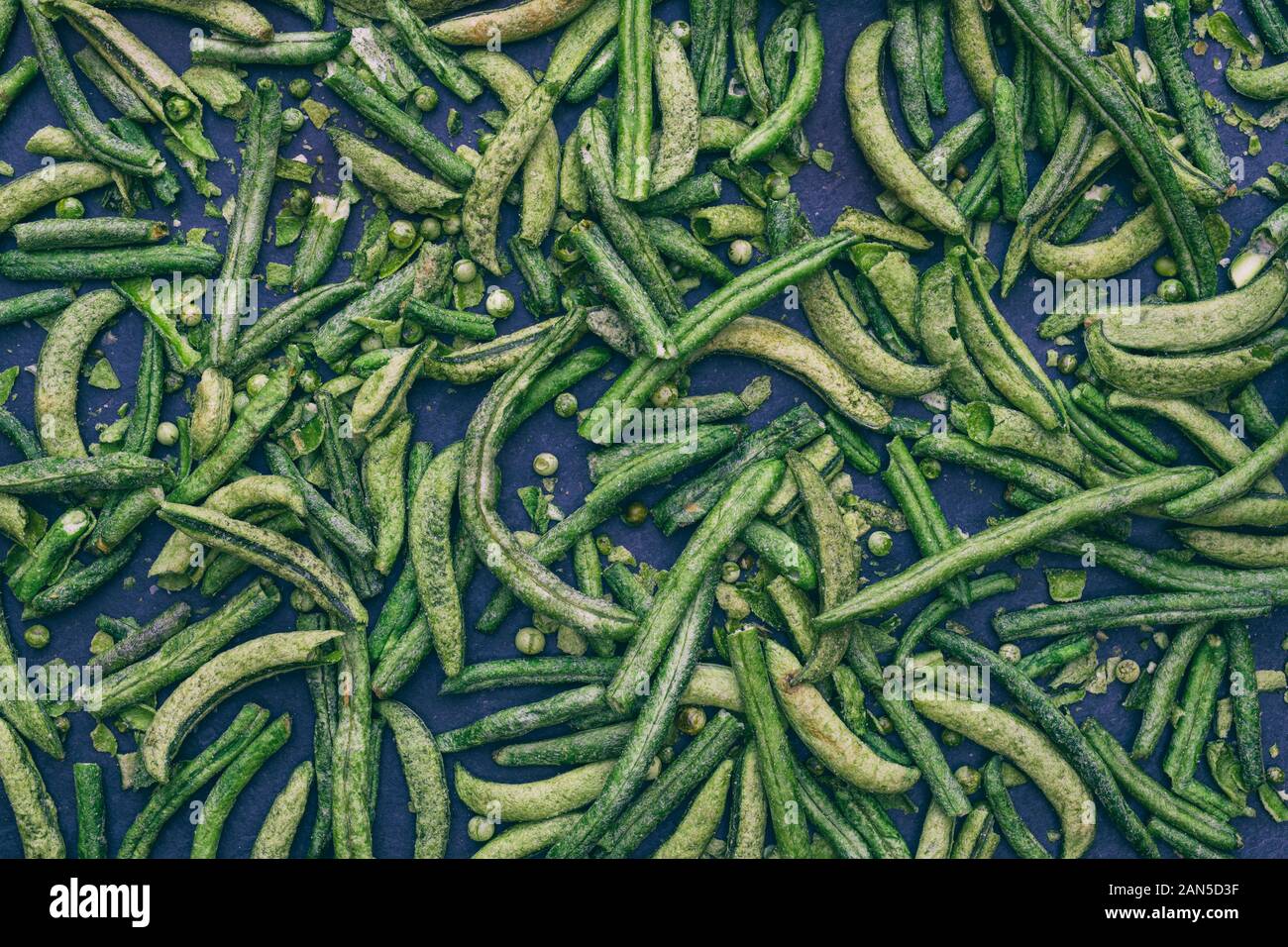 Emily di fagioli e piselli patatine vegetali. Vegano sani spuntini. Patatine vegetali sul modello di ardesia Foto Stock