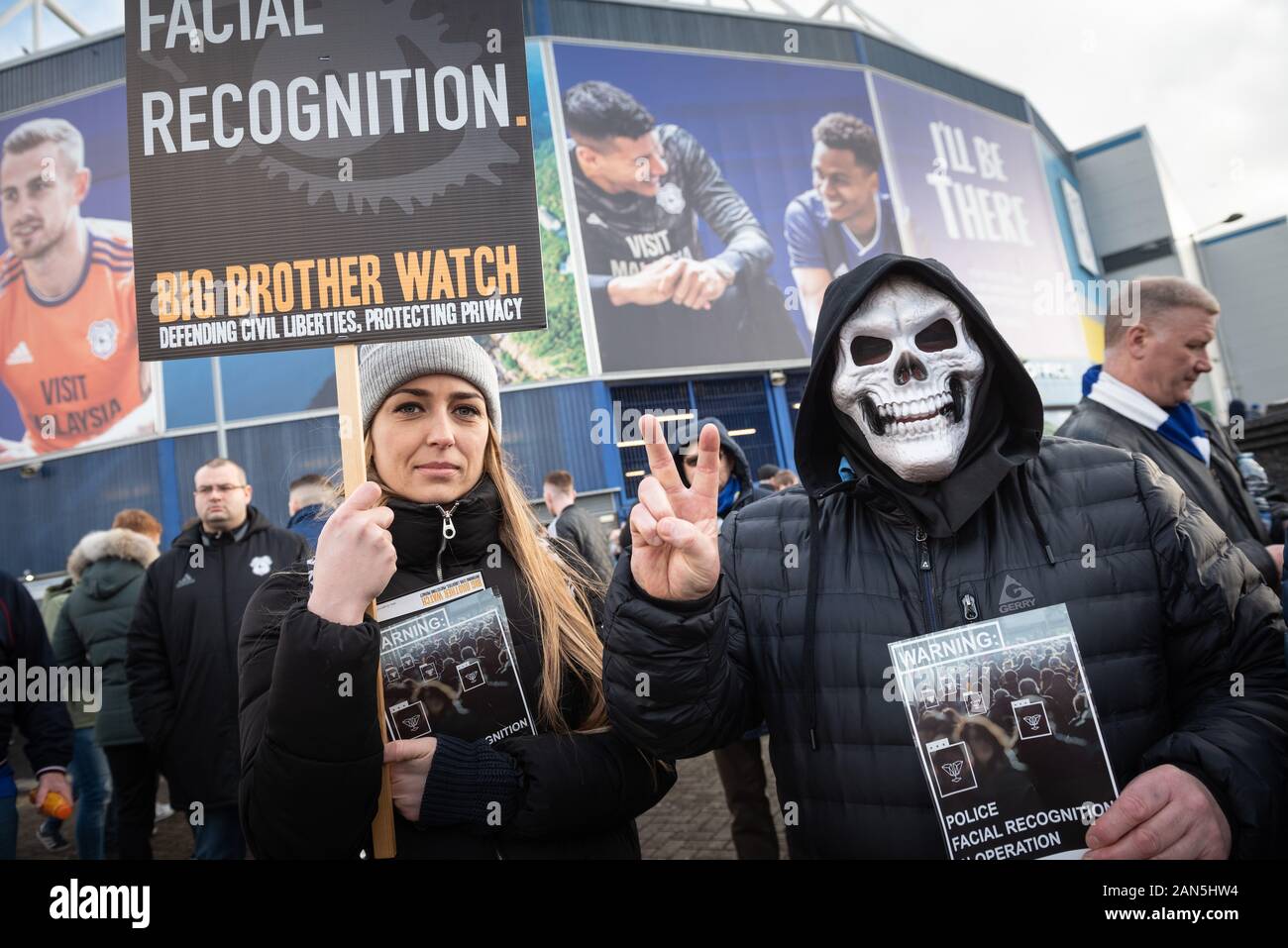 Cardiff, Glamorgan, Wales, Regno Unito. Il 12 gennaio 2020. Per gli appassionati di calcio resort per coprire le loro facce con maschere per protestare contro la polizia per la decisione di utili Foto Stock