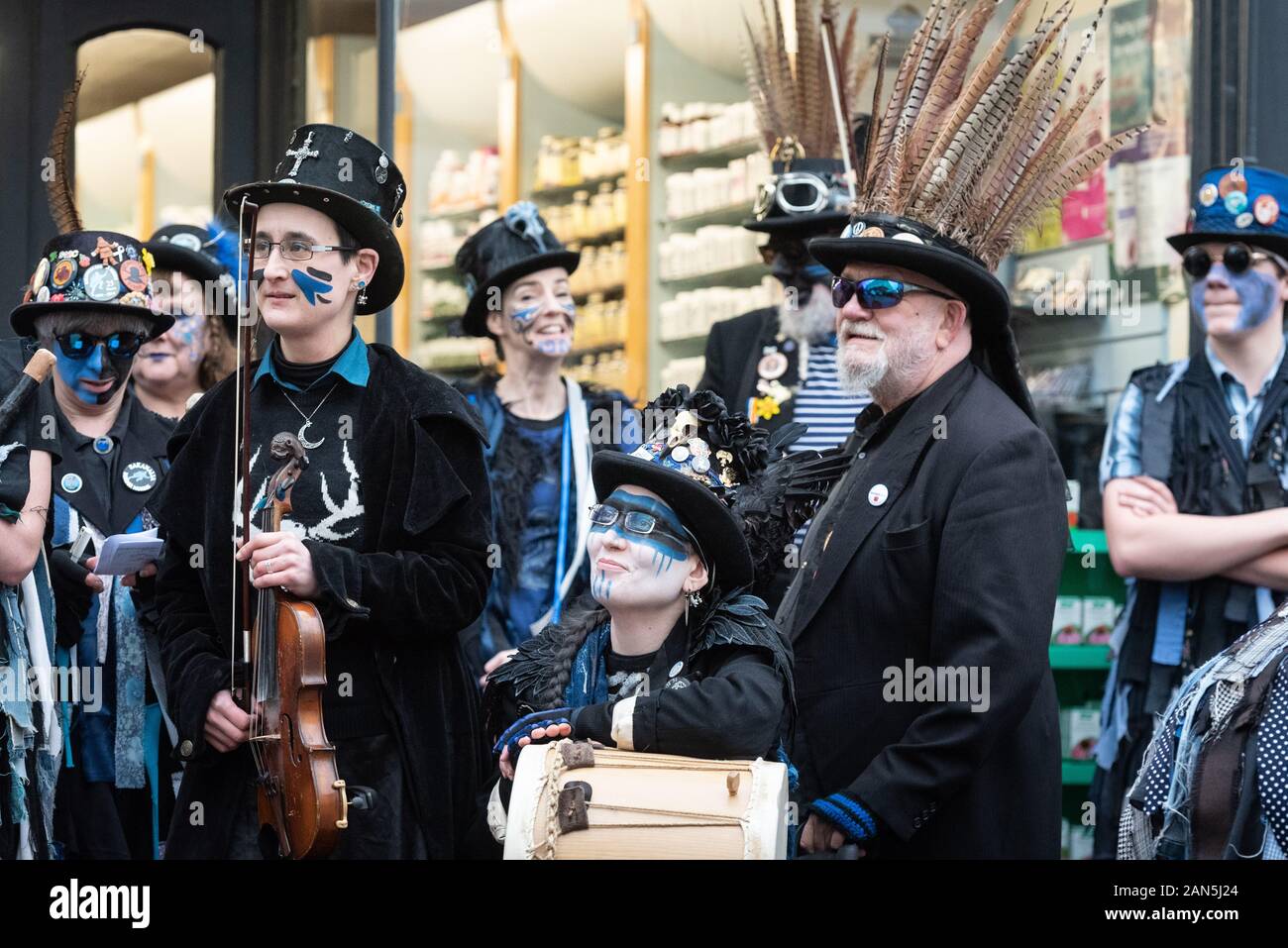 Stroud, Gloucestershire, UK. 11 gennaio 2020. Linea di centinaia le strade di Stroud come essi sono intrattenuti da artisti interpreti o esecutori, Morris i lati e musicisti Foto Stock