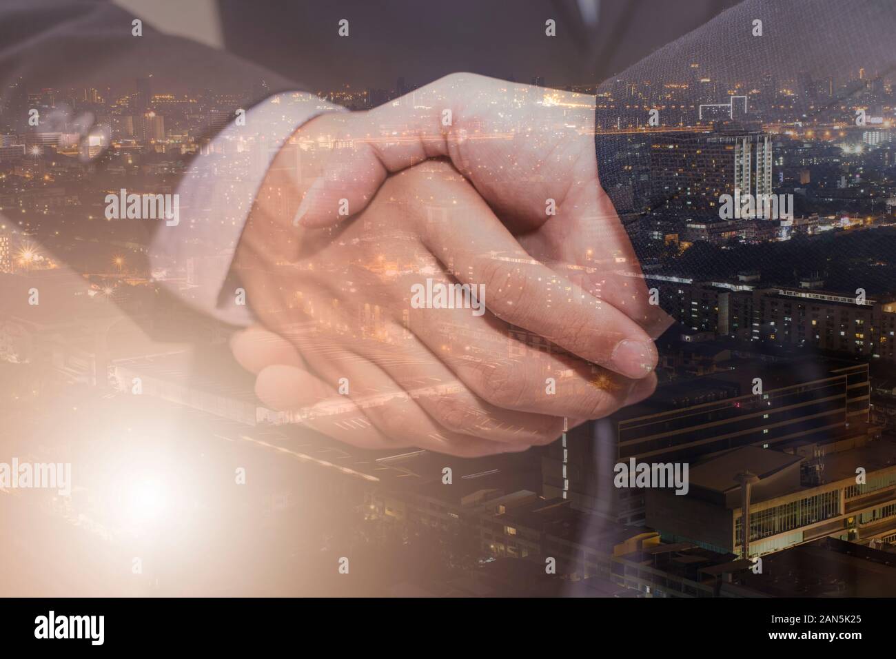 Doppia esposizione di uomini di affari che stringono le mani per finire un meeting handshake imprenditore di successo. Foto Stock