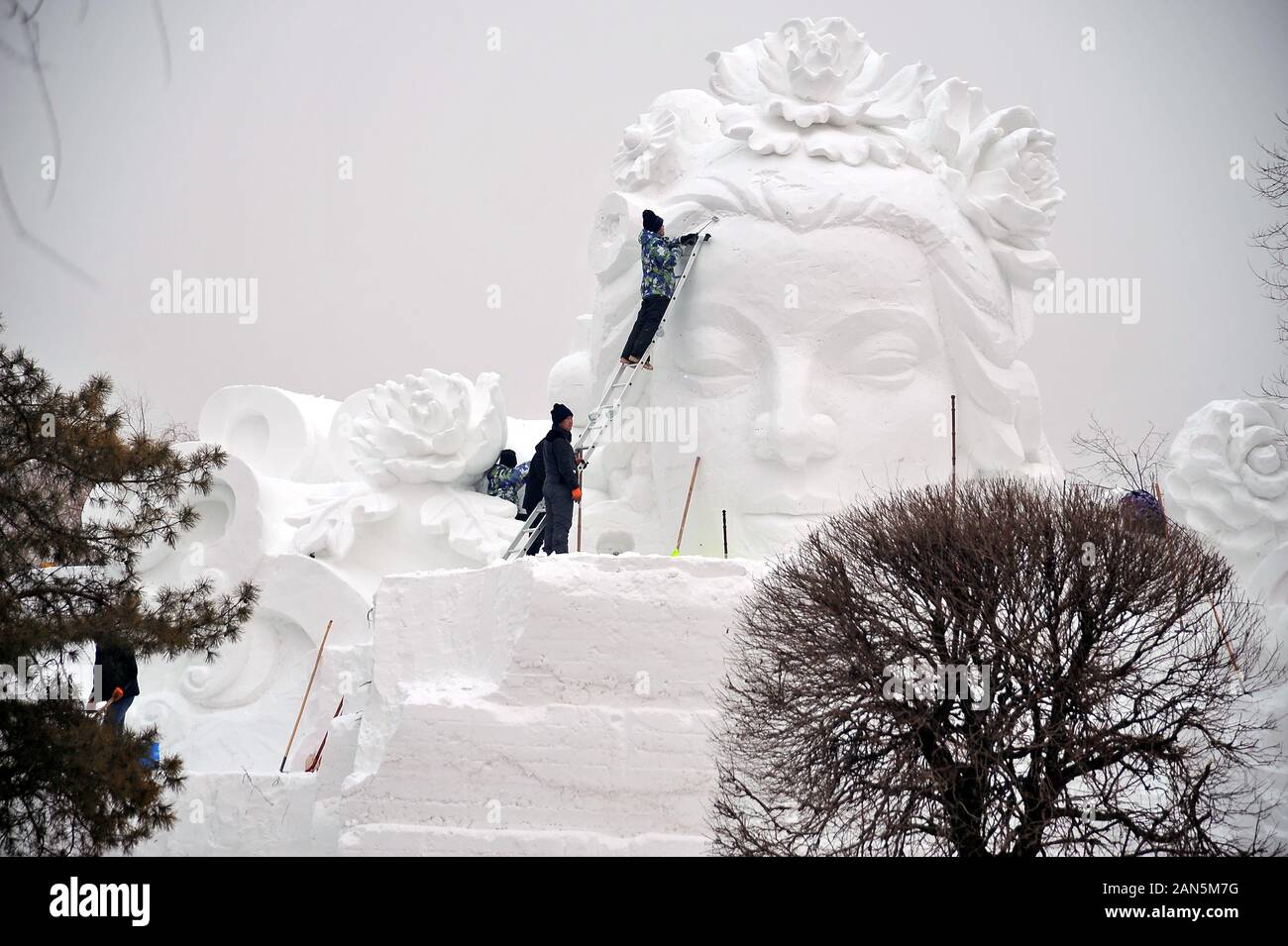 Bulini rendere enorme scultura di neve per la imminente Harbin International Ice e Snow Festival a Sun Island, Harbin city, a nord-est della Cina di Heilong Foto Stock