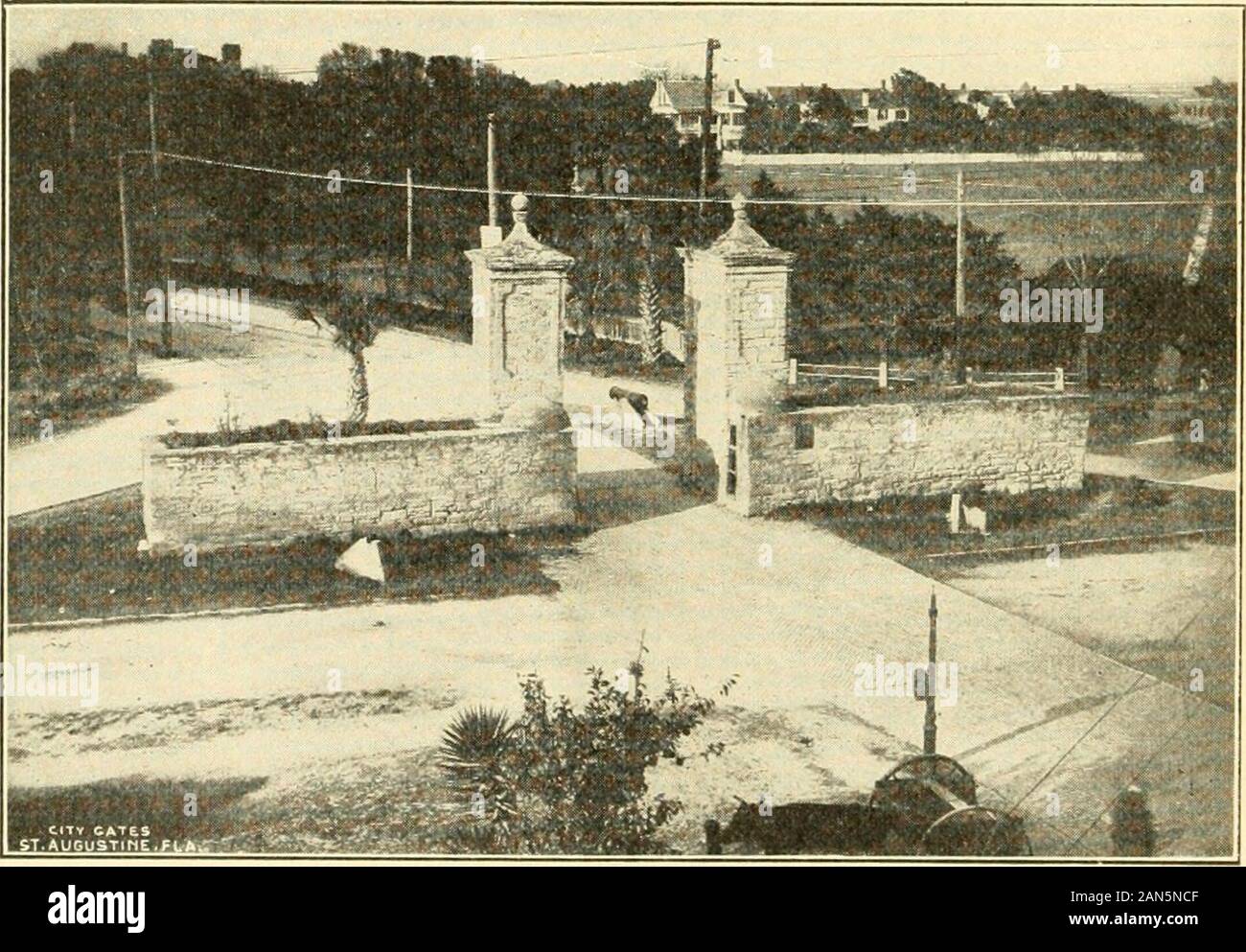 Scheda post guida e la storia della vecchia Sant Agostino . Rovine di Fort Matanzas memorates un massacro dei Francesi a questo punto nel 1565, un eventconnected con il turbolento giorni della fondazione di San Pedro Augustineby Menendez. Fort Matanzas è a circa quindici chilometri a sud della città sulla sponda ovest della baia ed è incrinato e cadere withage, ma tuttora fedelmente tace guarda su Matanzas ingresso, longsince diventano troppo poco profonda per la navigazione. 35 rifugio estivo, un paio di miglia a sud della vecchia fortezza, è un de-luminosi piccolo borgo adagiato su una spiaggia coquina, e ideale per la pesca picnicand gr Foto Stock