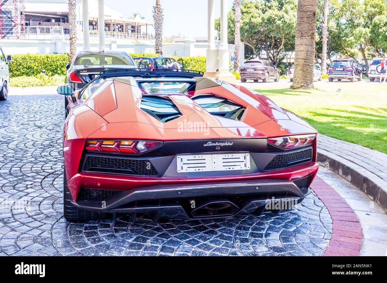 CAPE TOWN , SUD AFRICA - 01 gennaio 2019: la nuovissima Lamborghini Aventador S parcheggiato di fronte al Table Bay Hotel a V & A Waterfront di Cape Town Foto Stock