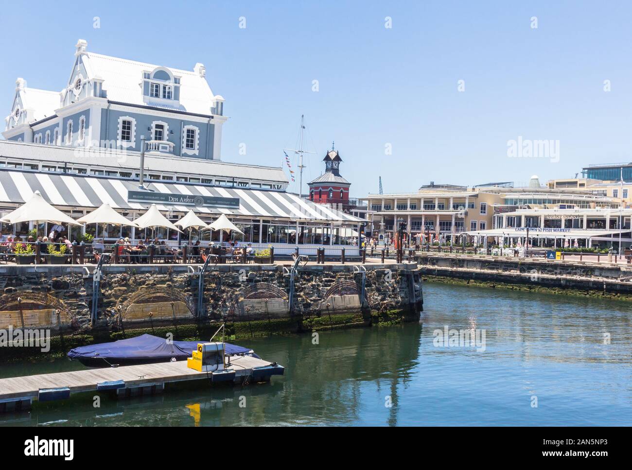 CAPE TOWN , SUD AFRICA - 01 gennaio 2020: vista laterale del vecchio porto Captain's edificio costruito nel 1904 nello stile di arti e mestieri in movimento Foto Stock