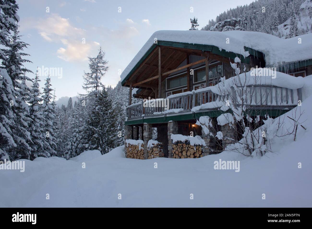 Coperte di neve house su Eagle View dopo una tempesta di neve. Da Eagle View, nella contea di Sanders, Montana. Foto Stock