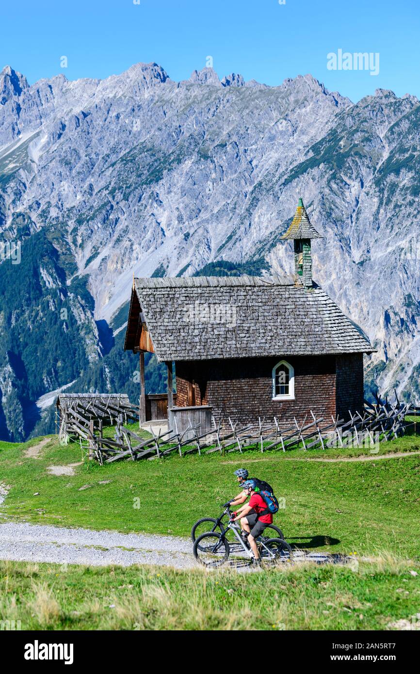 Mountainbike in splendido paesaggio alpino Foto Stock