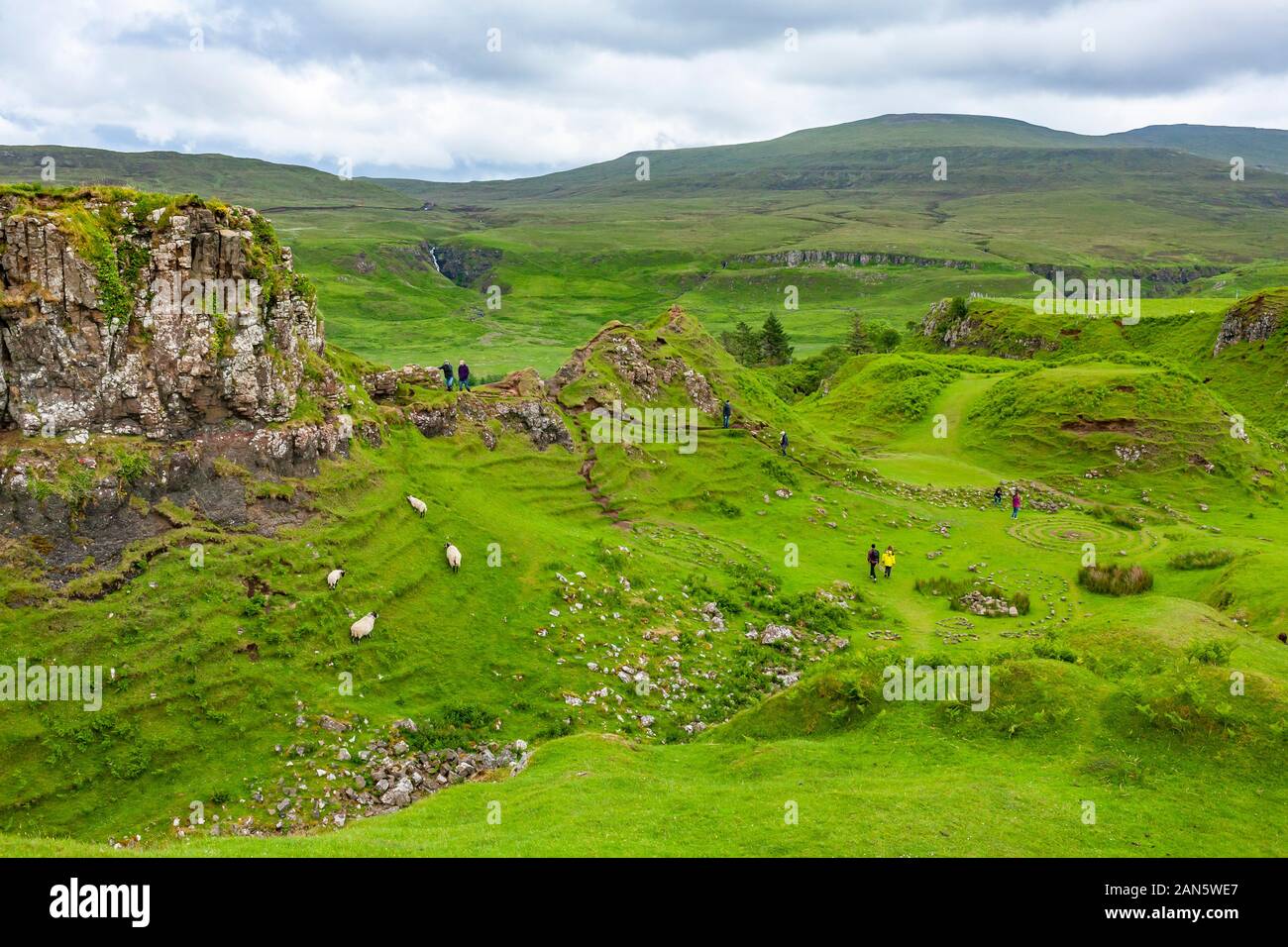 Il Fairy Glen in tarda primavera inizio estate. Isola di Skye in Scozia. Foto Stock