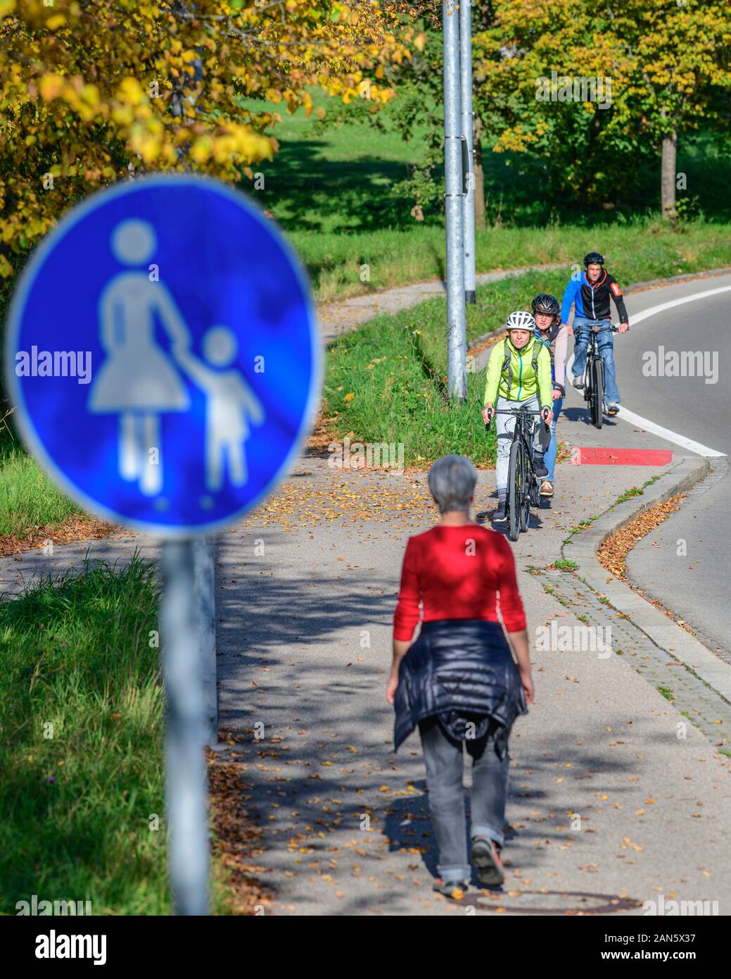 I ciclisti e i pedoni su un percorso combinato Foto Stock