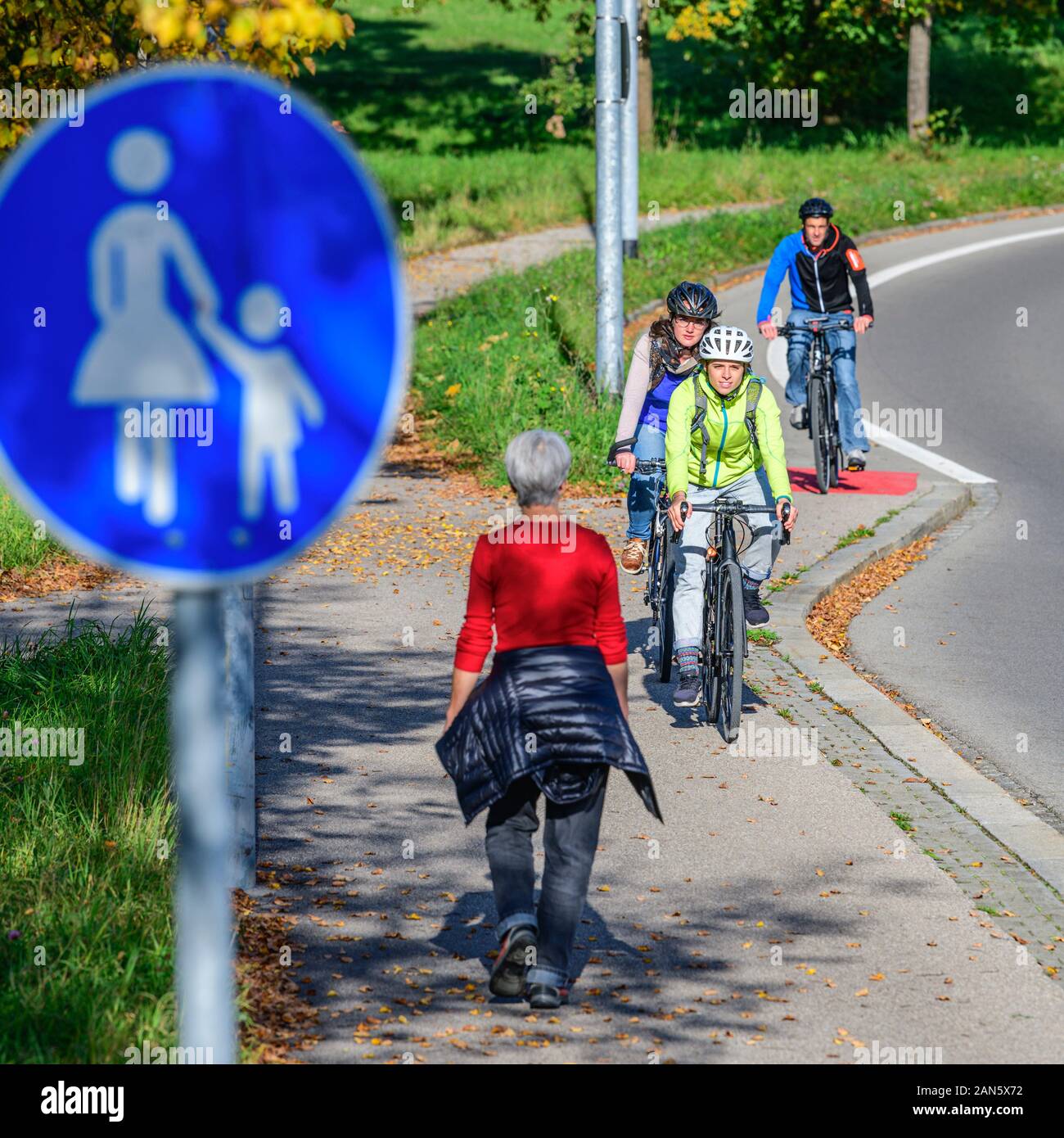 I ciclisti e i pedoni su un percorso combinato Foto Stock