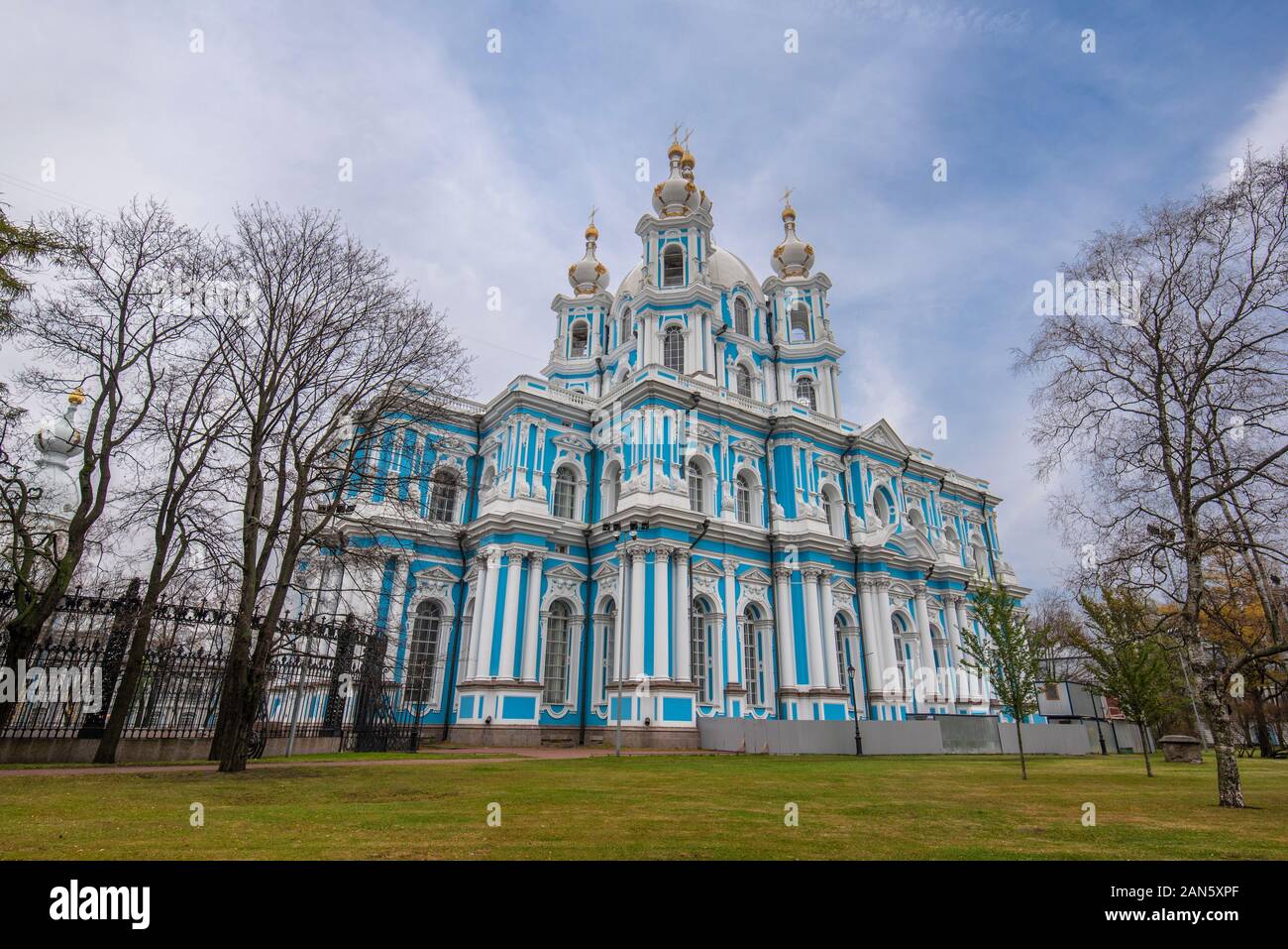 Smolny Convento della Resurrezione su piazza Rastrelli a San Pietroburgo, Russia. Cattedrale ortodossa in stile barocco. Smolny Sobor o chiesa. Foto Stock Smolny Convento della Resurrezione su piazza Rastrelli a San Pietroburgo, Russia. Cattedrale ortodossa in stile barocco. Smolny Sobor o chiesa. Foto Stock
