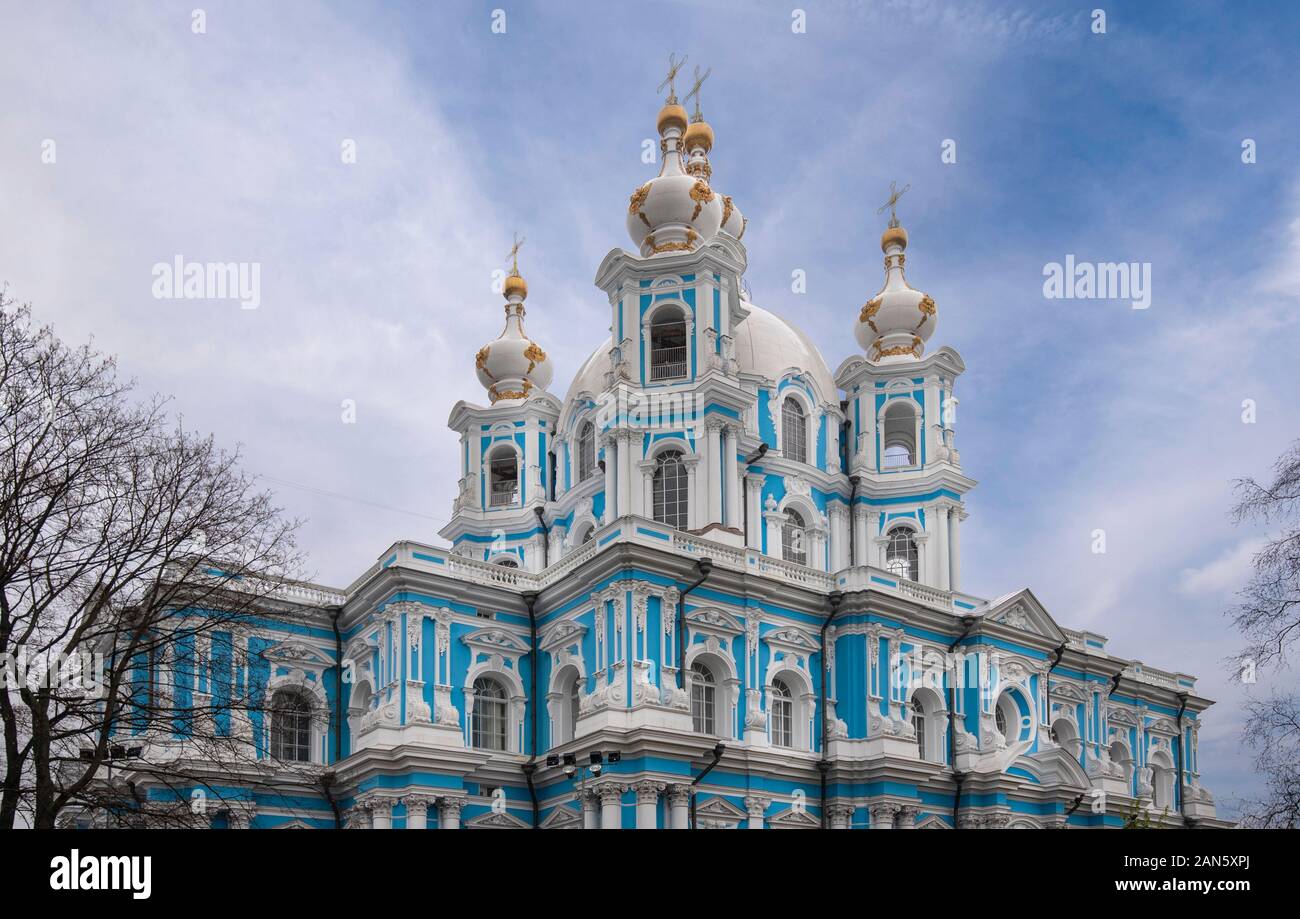 Smolny Convento della Resurrezione su piazza Rastrelli a San Pietroburgo, Russia. Cattedrale ortodossa in stile barocco. Smolny Sobor o chiesa. Foto Stock Smolny Convento della Resurrezione su piazza Rastrelli a San Pietroburgo, Russia. Cattedrale ortodossa in stile barocco. Smolny Sobor o chiesa. Foto Stock
