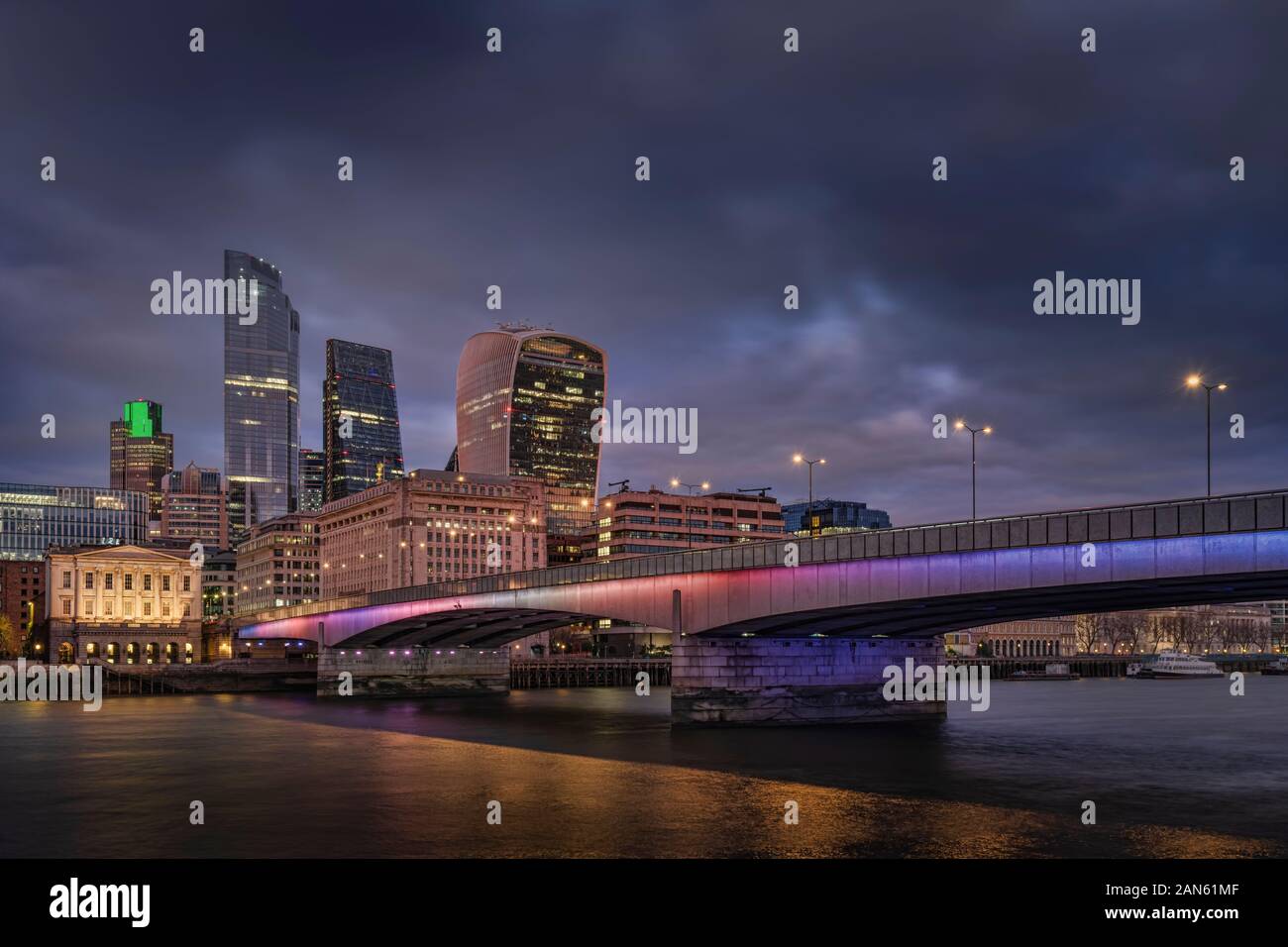 Città di Londra da sud del fiume di notte Foto Stock