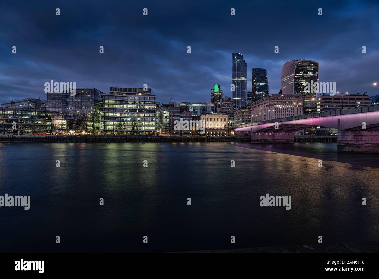 Città di Londra da sud del fiume di notte Foto Stock