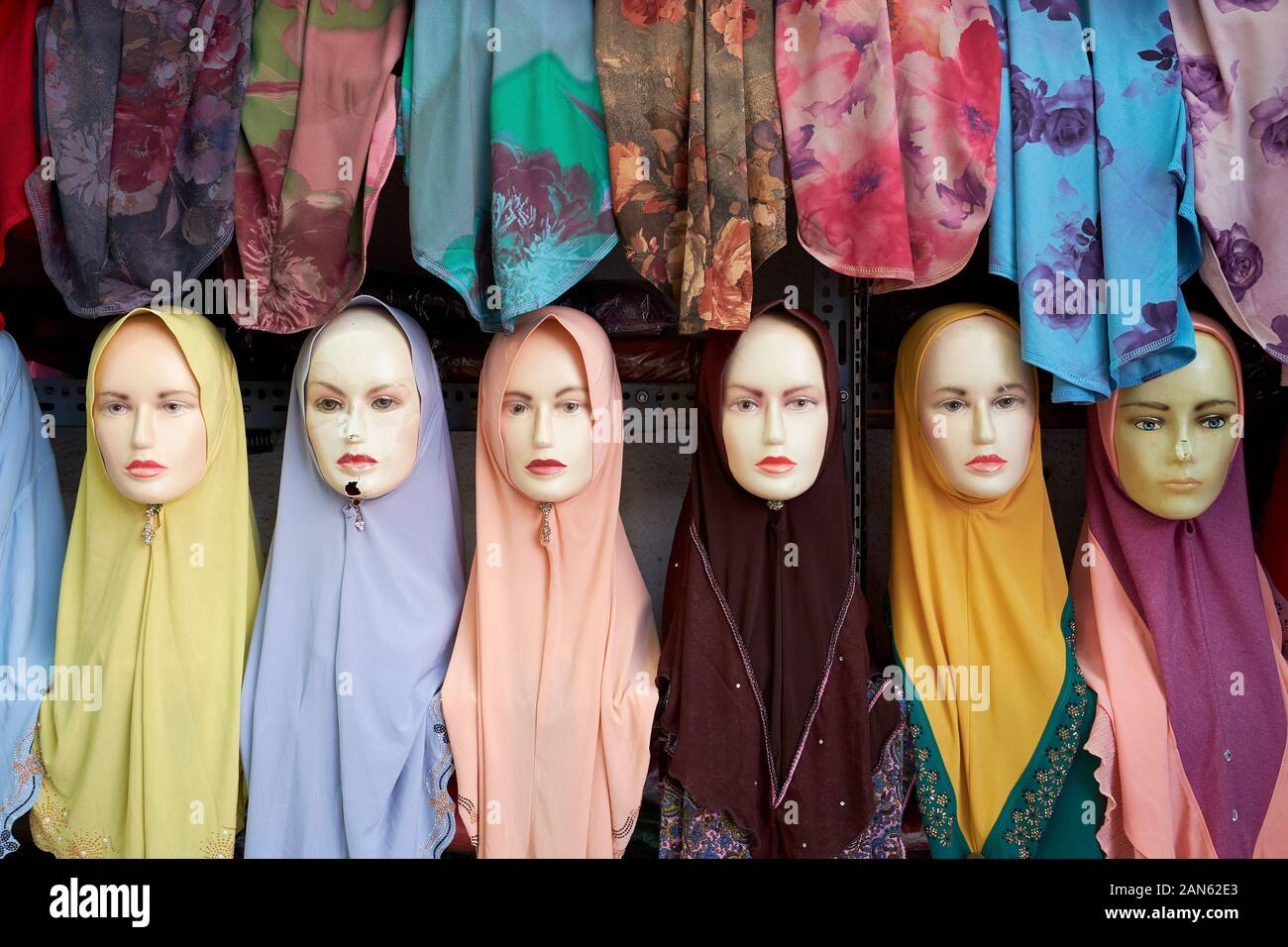 Una fila di manichini modellare diversi Abaya, Hijab, Tudong varietà. In corrispondenza di un tessuto, negozio di abbigliamento nel centro cittadino di Kuala Lumpur, Malesia. Foto Stock