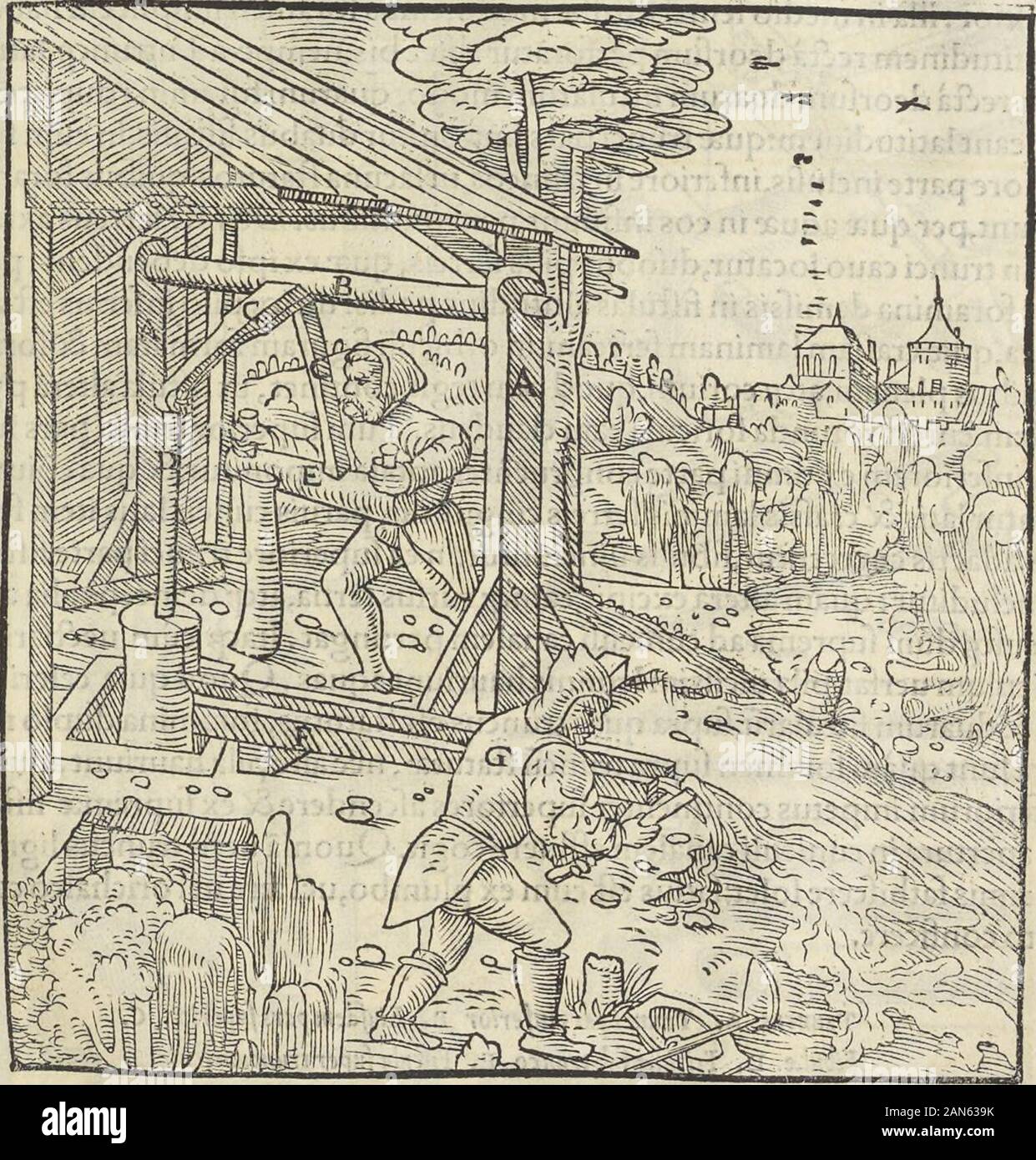 Georgii Agricolae De re metallica : libri XIIQuibus officia, instrumenta, machinae, ac omnia deni[que] ad metallicam spectantia, non modo luculentissimè describuntur, sed & per le effigi, suis locis infertas, adiunctis latinis, germanicis [que] appellationibus ita ob oculos ponuntur, ut clarius tradi non possint; Eiusdem De animantibus subterraneis liber, . Tertius fipho iam dicli nonihil difrumilis eft Loco enim duo ftipitis fta*tuuntur tigna circa fummum perforata; in quibus foraminibus asse iiertuntur pro capite L I B E R UXTY5. *J7 uertuntur.In mcdio eius asse duo funt tigilla inclufanh quorum Foto Stock
