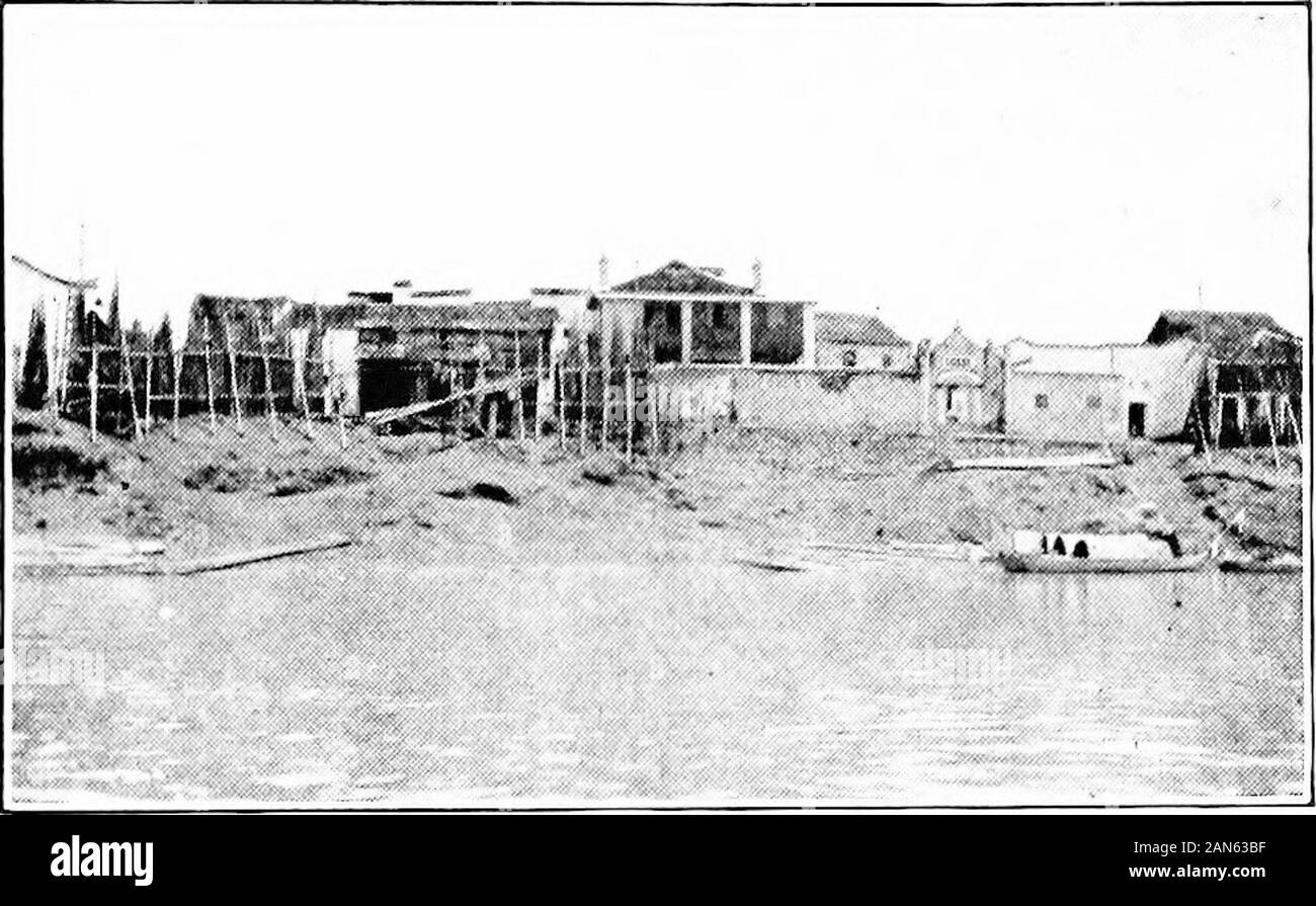 Lettere dal lontano oriente . ing per chiudere un trunk refractorysteamer, pranzo al massimo della sua capacità, da sittingon e tirando a cinghie. Egli ha infine accompa-plished, legato e bloccato; ed egli è stato MajorBurgoyne, M. P., vale la pena il suo milione. Abbiamo raggiunto Hongkong lunedì mattina, gennaio14, e sono stati resi felici vedendo Chamberscome medico a bordo. Egli era venuto da Cantone a purposeto incontro a noi. Abbiamo sospirato con soddisfazione, e sapeva ourtroubles per quanto riguarda il bagaglio, passaporto, permesso alla città leavethe, treni, ecc., erano in corrispondenza di una estremità. Egli avrebbe attendto tutti; e fece, rendendo possibile per noi di lasciare la f Foto Stock