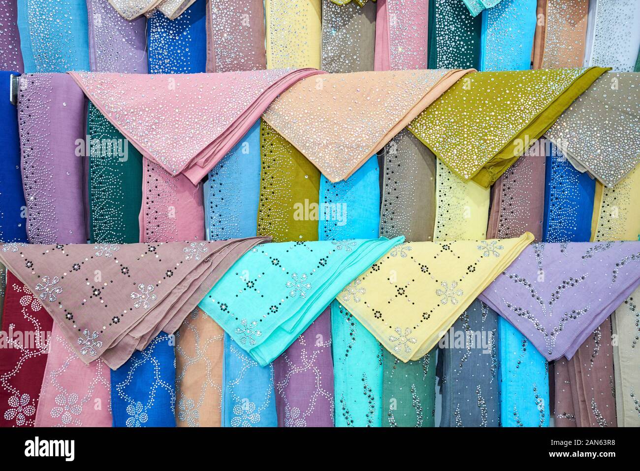 Un display di colorati, tradizionale Hijab, Abaya, Tudong il velo con strass. In un abbigliamento, tessuti e prodotti tessili negozio nel centro di Kuala Lumpur, M Foto Stock