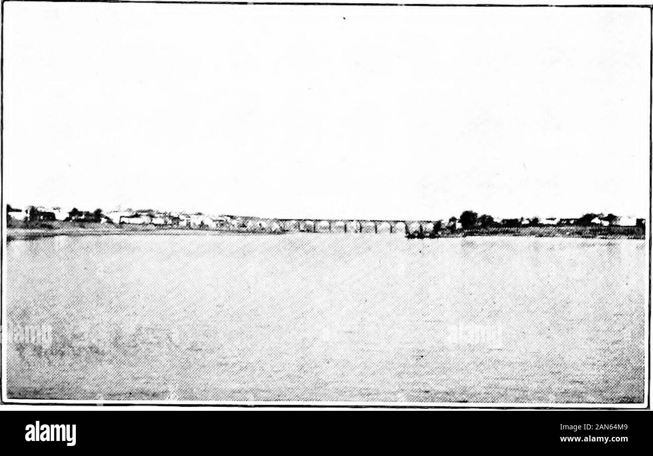 Lettere dal lontano oriente . abbiamo inserito a Manila. Dopo una visita ai negozi, abbiamo preso un auto e rodeout nel paese. Abbiamo visto molti dei piccoli nativehouses, impostato su pali, i tetti in paglia foglie withcoconut. Abbiamo visitato la caserma militare; ivecchi parte spagnola della città; superato il ancientchurches, alcuni dei quali sembrava quasi pronto per crum-ble di rovine; le vecchie mura della città, con la sua porta ad arco-modi; l'Università delle Filippine, con la sua scuola ofMedicine; l'Ospedale, il Bureau della scienza, e va-rious altri edifici. Le donne sono state allegramente, ancora modestamente vestito in thethinnest Foto Stock