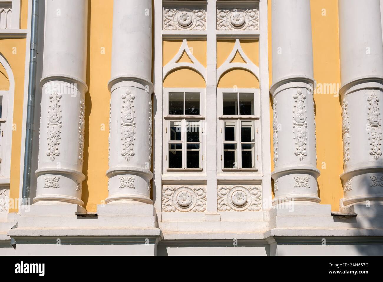 I dettagli architettonici della decorazione del palazzo e windows Foto Stock