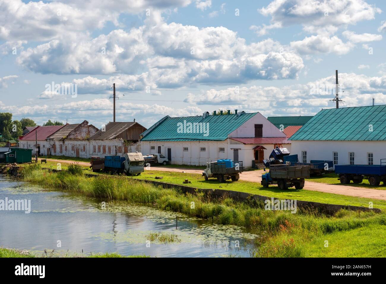 Vista del cortile del monastero. Nilo-Stolobenskaya Pustyn. È situato sulla Stolobny isola nel Lago Seliger. Regione di Tver, Russia Foto Stock