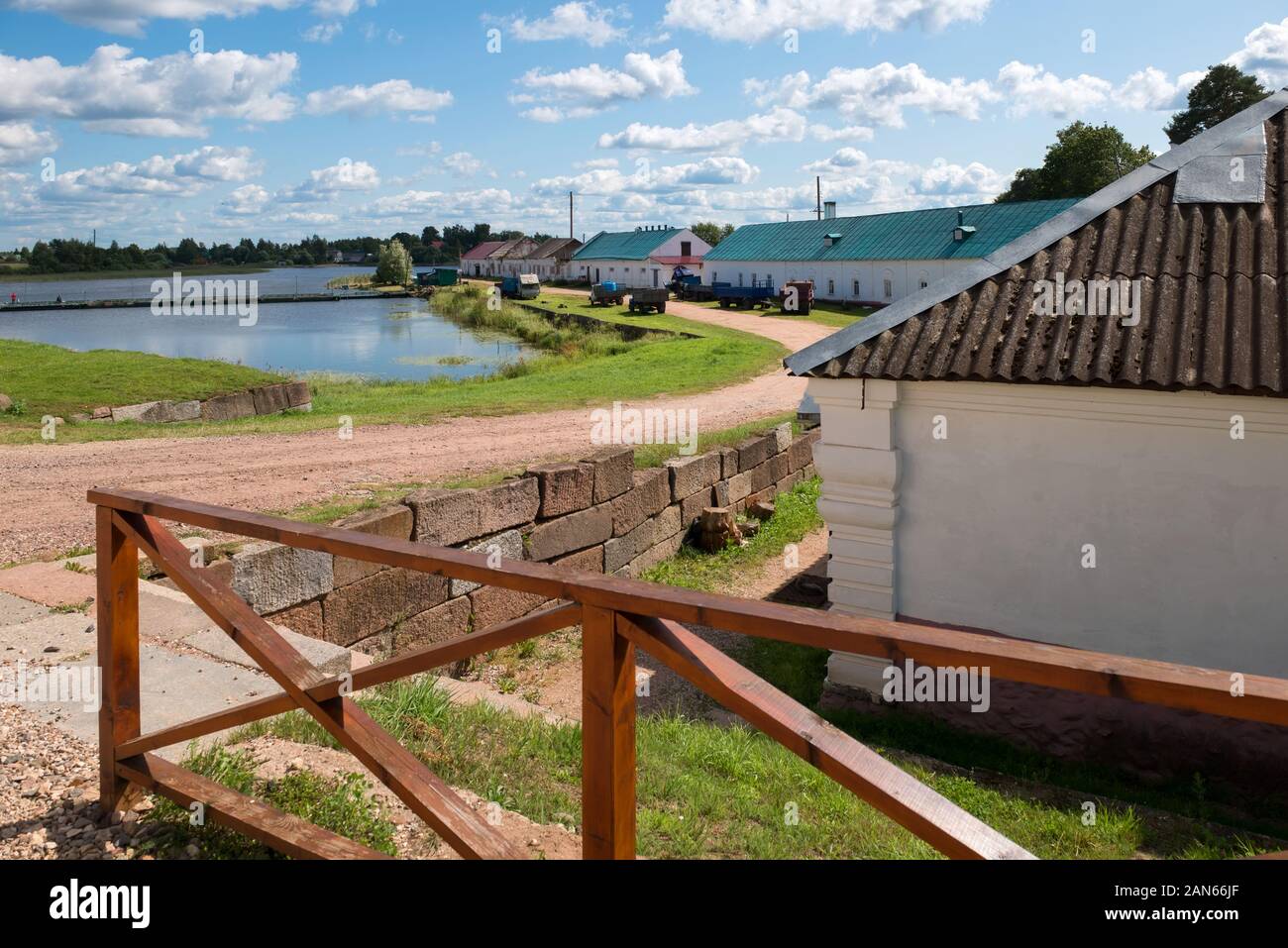 Vista del cortile del monastero. Nilo-Stolobenskaya Pustyn. È situato sulla Stolobny isola nel Lago Seliger. Regione di Tver, Russia Foto Stock