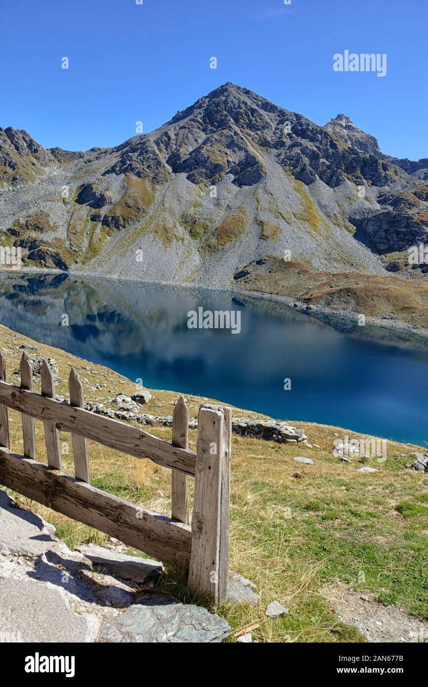 Illsee, lago delle Alpi Peninne, con Schwarzhorn e Bella Tola, Canton Vallese, Svizzera, Europa Foto Stock