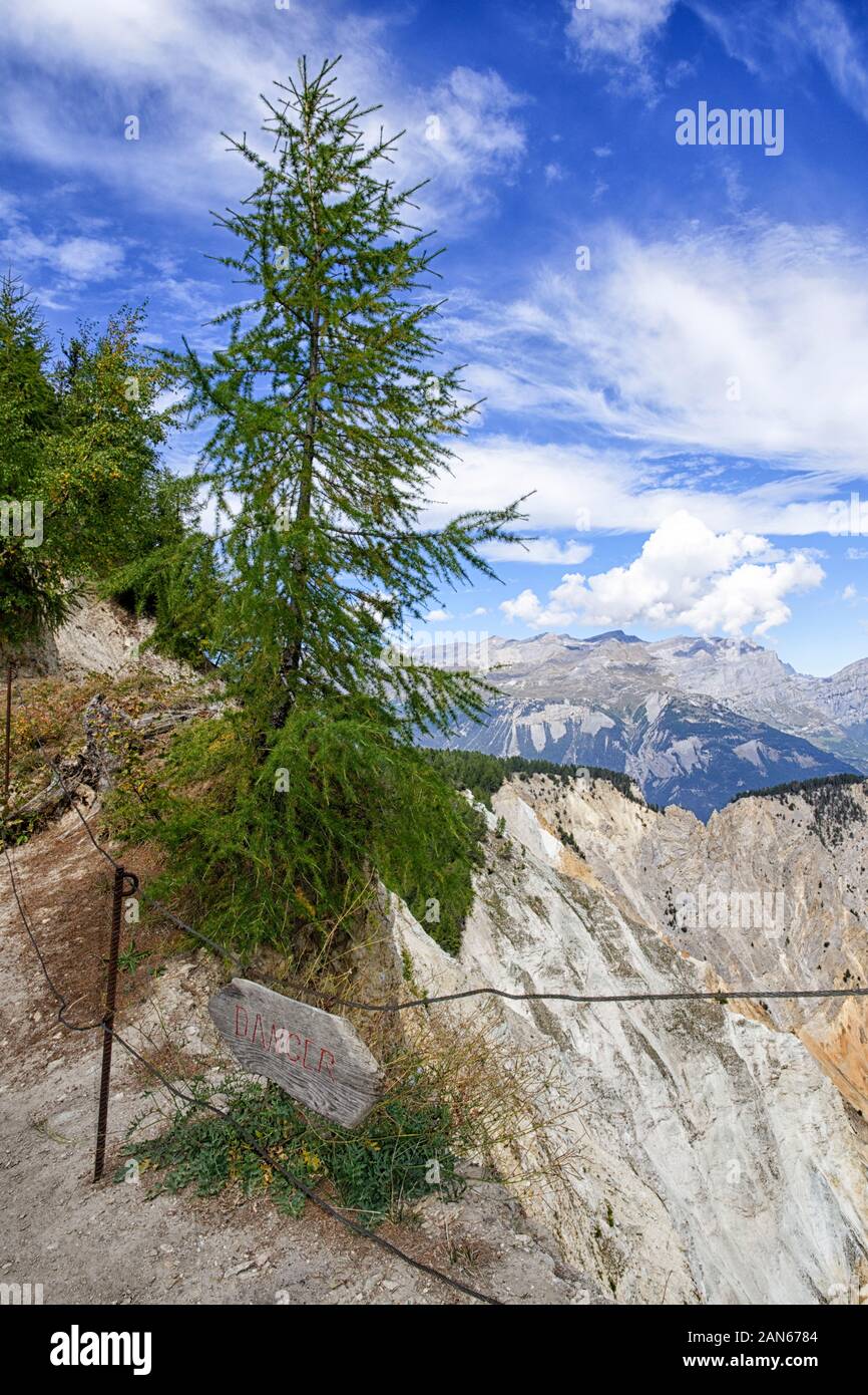 Avviso di pericolo al break-fuori bordo del Illgraben, uno dei più grandi fenomeni di erosione aereas in Europa.Leuk,Val d'Anniviers e la Valle del Rodano, Vallese Foto Stock