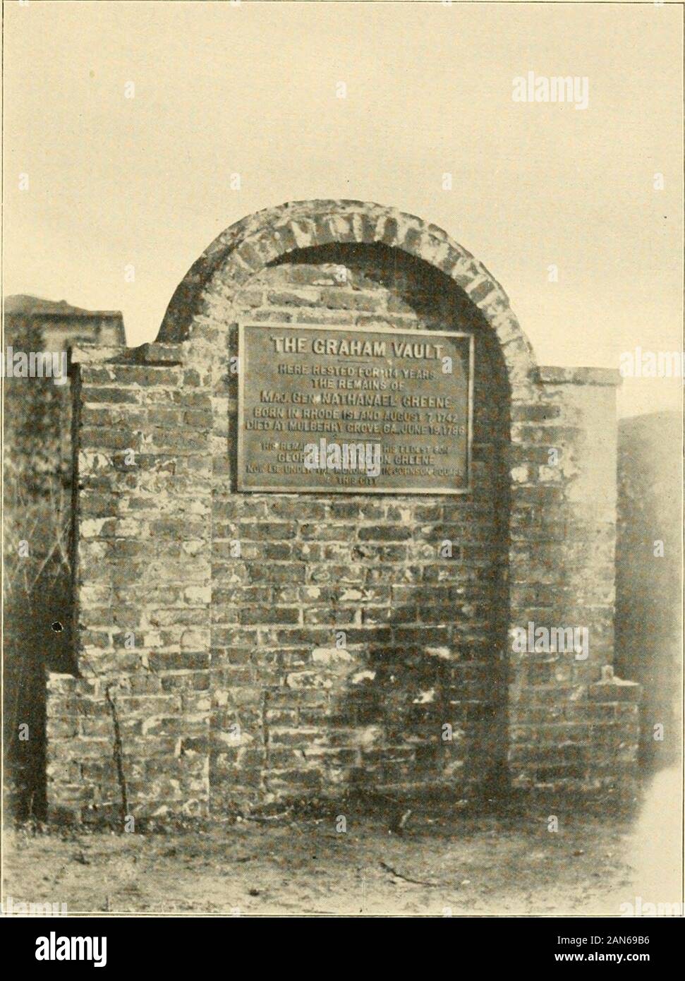 I resti del General Maggiore Nathanael Greene . urrounded thegrounds, e conteneva molte tombe substantialbrick in cui sono state depositate le re-rete della onorato morti di Savannah. Intempo, tuttavia, è caduto in disuso, per burialsthere erano vietate dalla città. Esso becameovergrown con erbacce e le sue tombe sono state en-tirely trascurato. Molte tombe avevano fallendown dal decadimento e altri erano stati brokeninto da ragazzi e profanata, in alcuni instancesbones beino- gettato intorno al orround. Tomba di pietra era prostrato e rotto, e inmany casi le date su di loro è cambiato. Theentire sepoltura Foto Stock