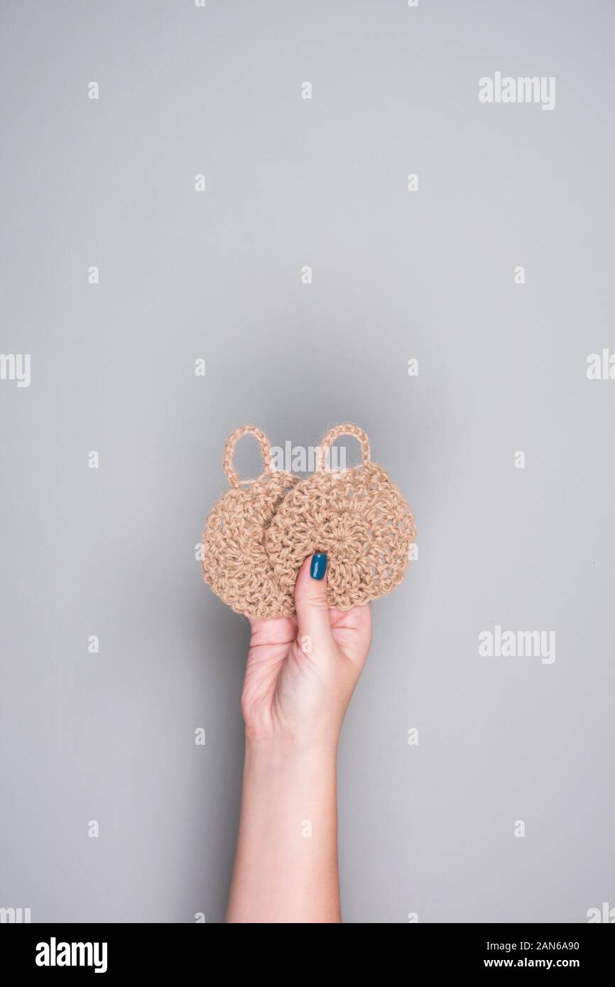 Washcloths a crochet per il lavaggio di stoviglie. Il concetto di consumo consapevole Foto Stock
