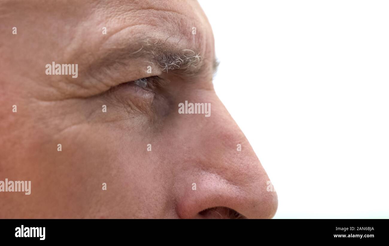 Offeso pensionati uomo cercando in distanza, la sensazione di solitudine e di disperazione Foto Stock