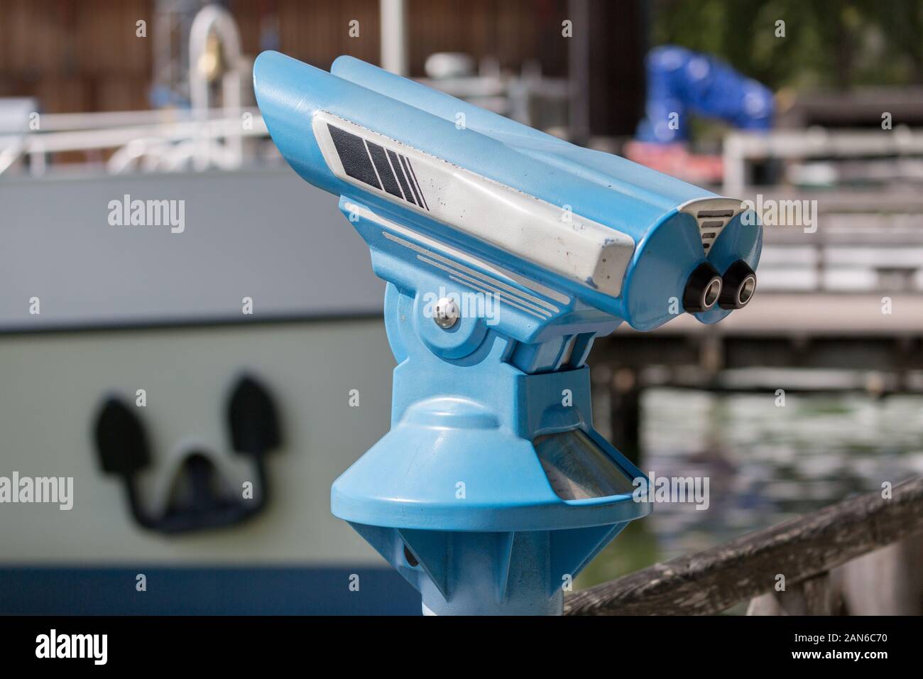 Telescopio installato in modo permanente. Metallo, colore blu. Rivolto verso l'alto. Concetto di distanza, visite turistiche, osservazione, osservazione, previsione, ingrandimento. Foto Stock